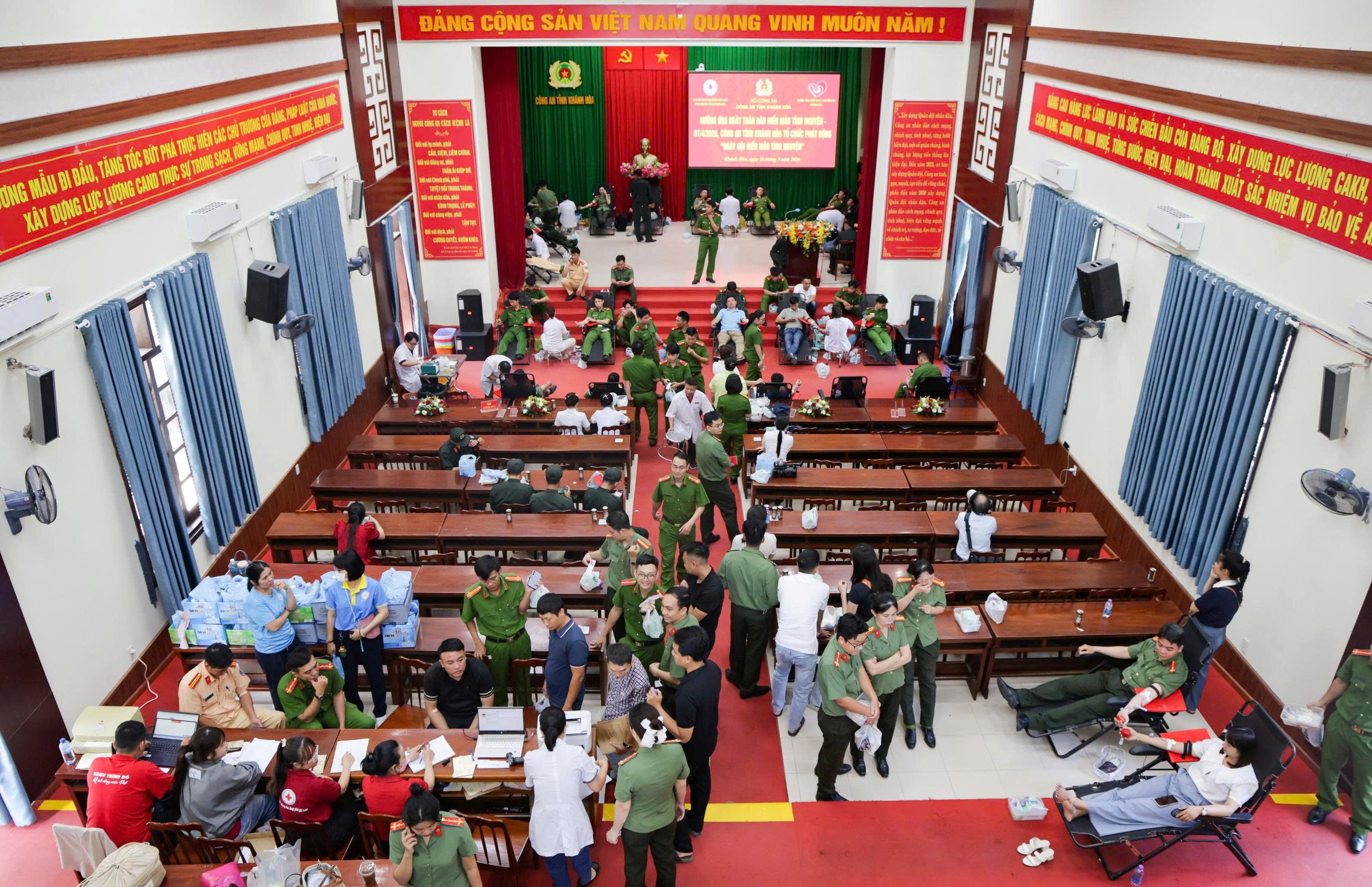 Hơn 700 cán bộ chiến sĩ Công an Khánh Hòa tham gia hiến máu tình nguyện