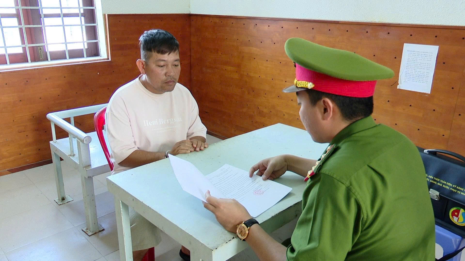 Bắt quả tang đối tượng buôn bán trái phép pháo hoa nổ