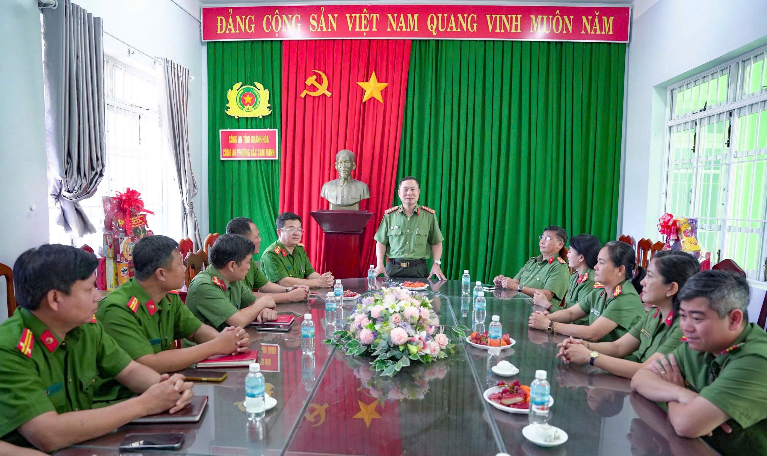 Thăm tặng quà Công an cơ sở nhân dịp Tết Nguyên Đán Bính Ngọ 2026