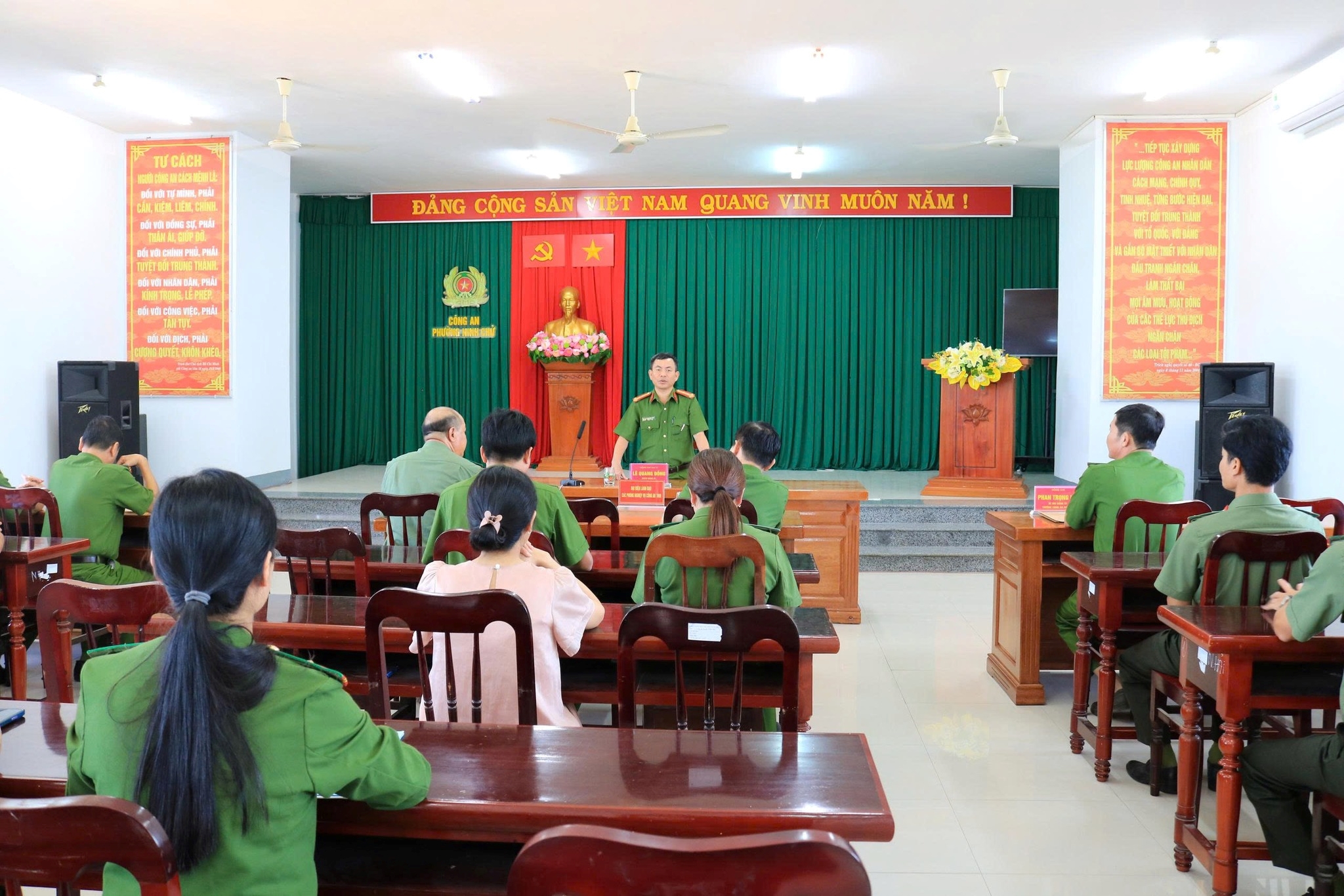 Lãnh đạo Công an tỉnh kiểm tra công tác ứng trực chiến đấu và thăm chúc Tết các đồng chí nguyên lãnh đạo.