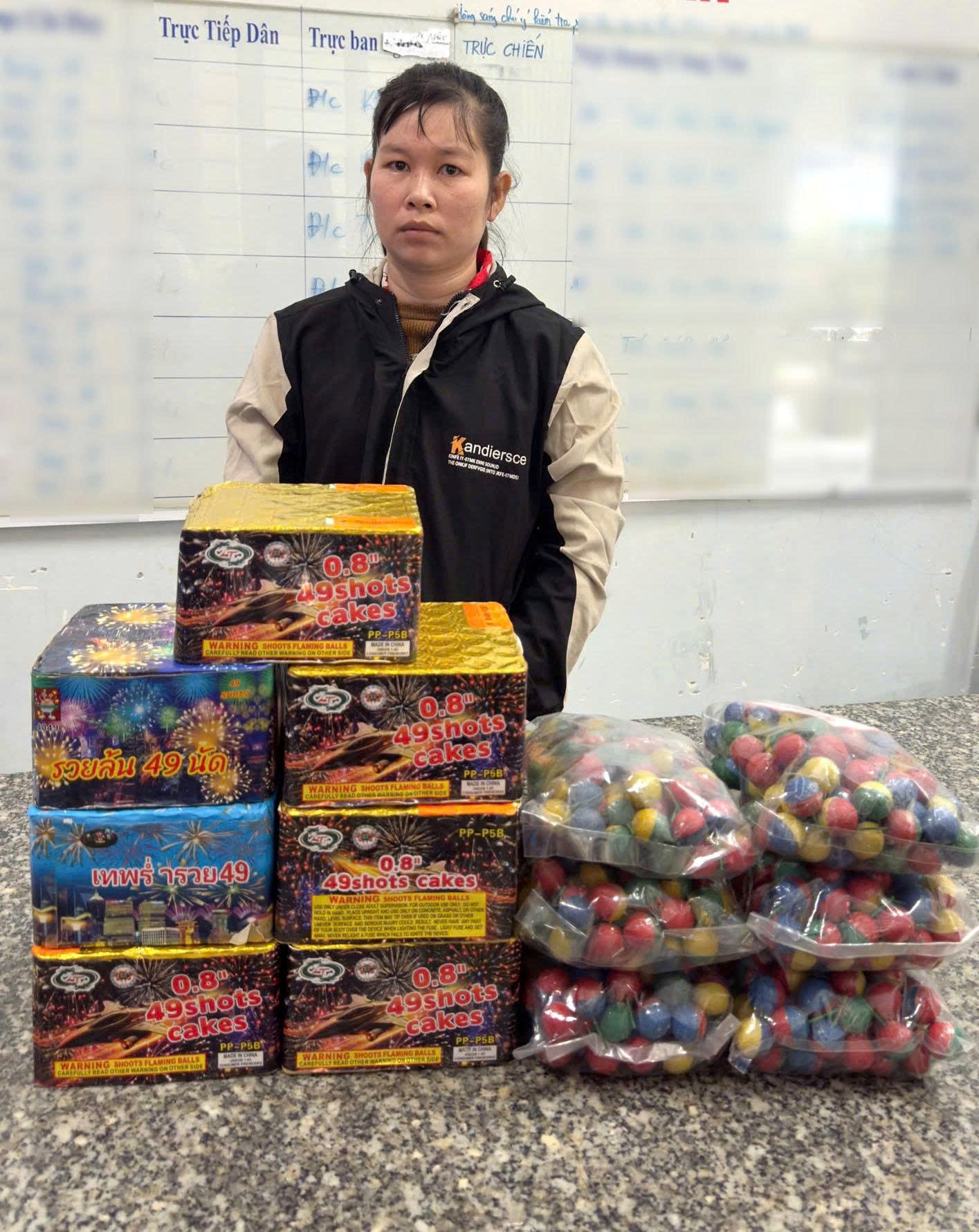 Khánh Hòa: Bắt quả tang một phụ nữ tàng trữ, vận chuyển trái phép hơn 22 kg pháo nổ