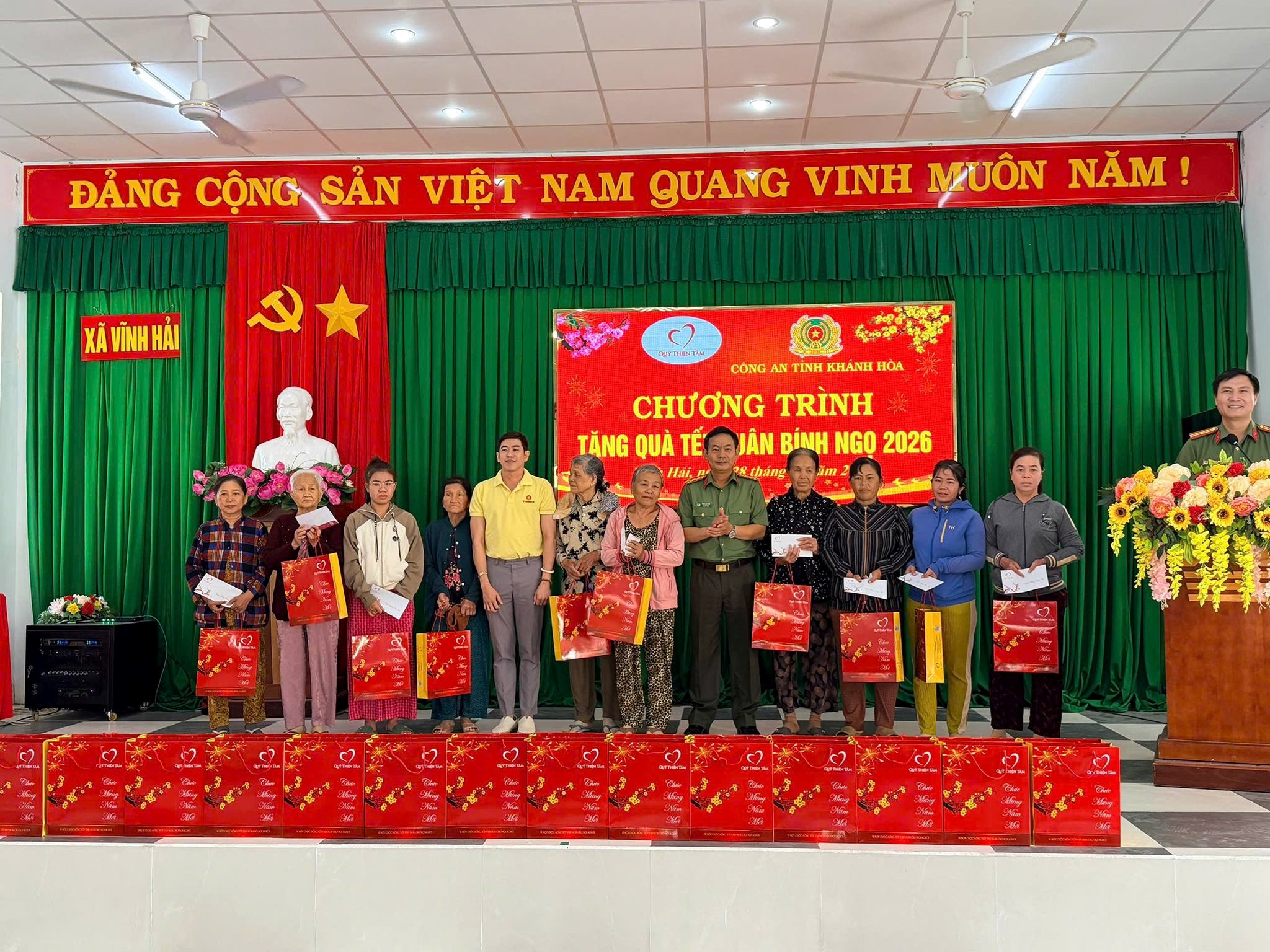 Trao tặng hơn 1.200 phần quà Tết cho các hộ gia đình có hoàn cảnh khó khăn tại xã Vĩnh Hải và xã Ninh Hải