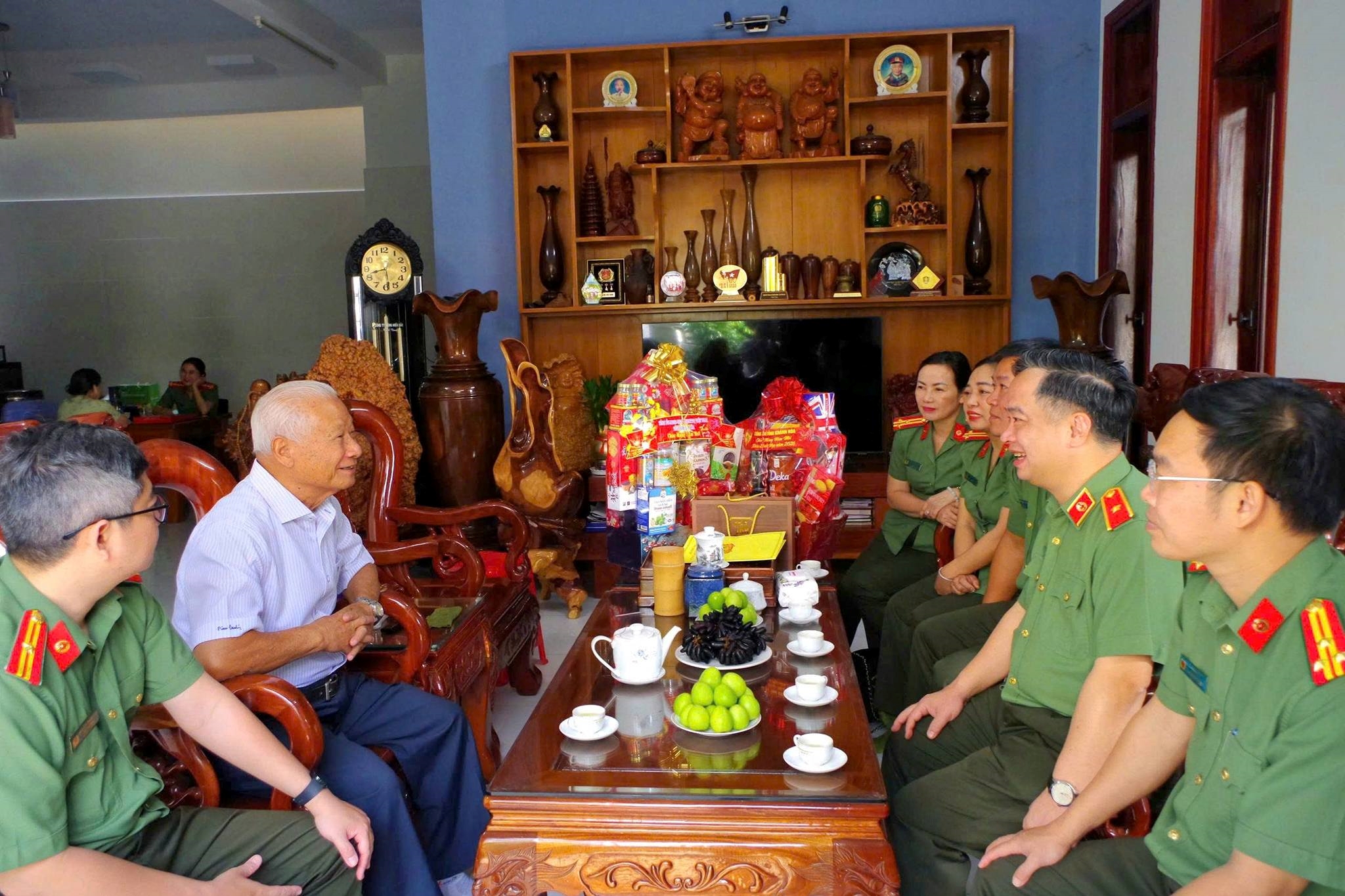 Giám đốc Công an tỉnh thăm, chúc Tết nguyên lãnh đạo Công an tỉnh