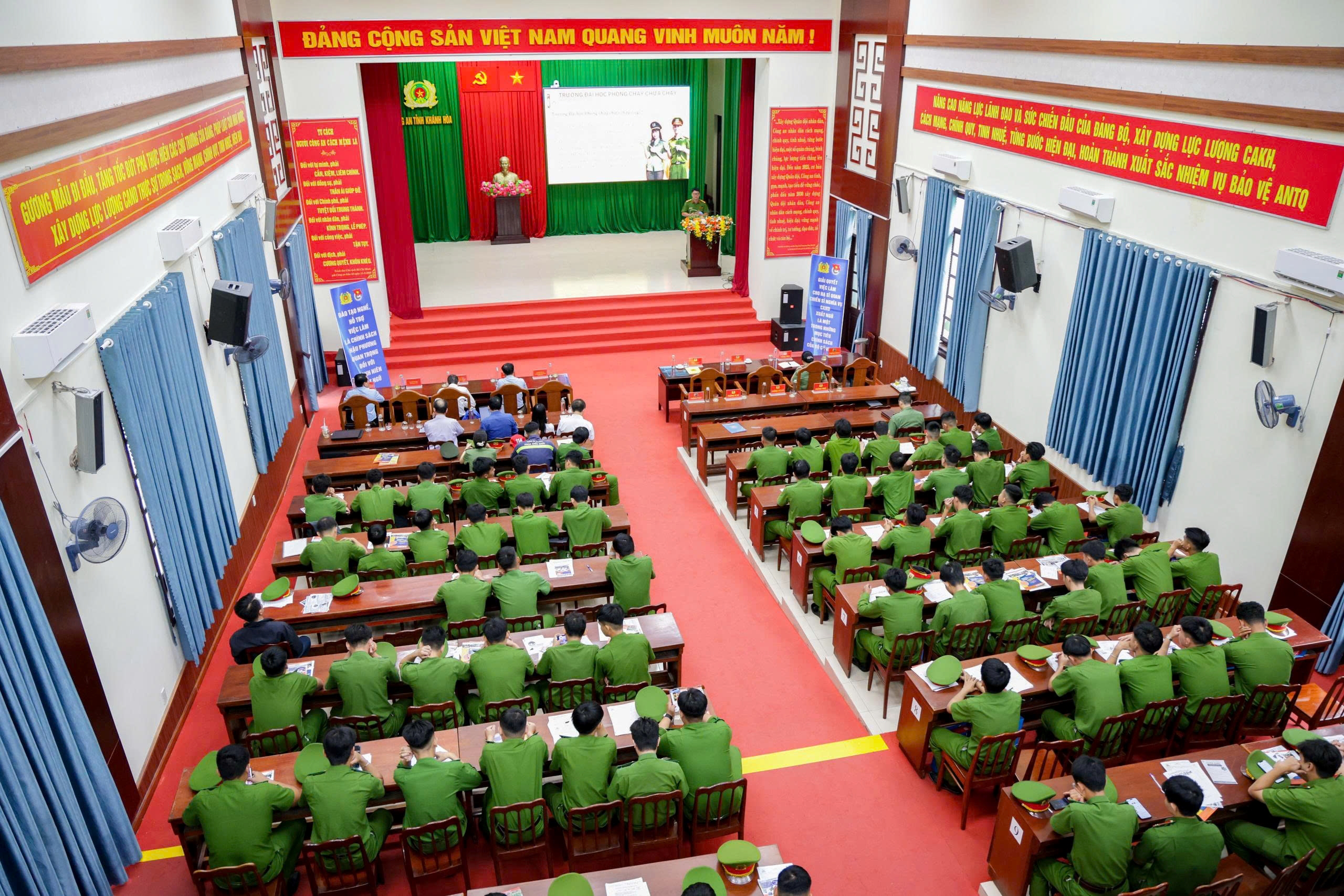 Tư vấn, hướng nghiệp cho 204 đoàn viên, thanh niên là hạ sĩ quan, chiến sĩ nghĩa vụ công an xuất ngũ