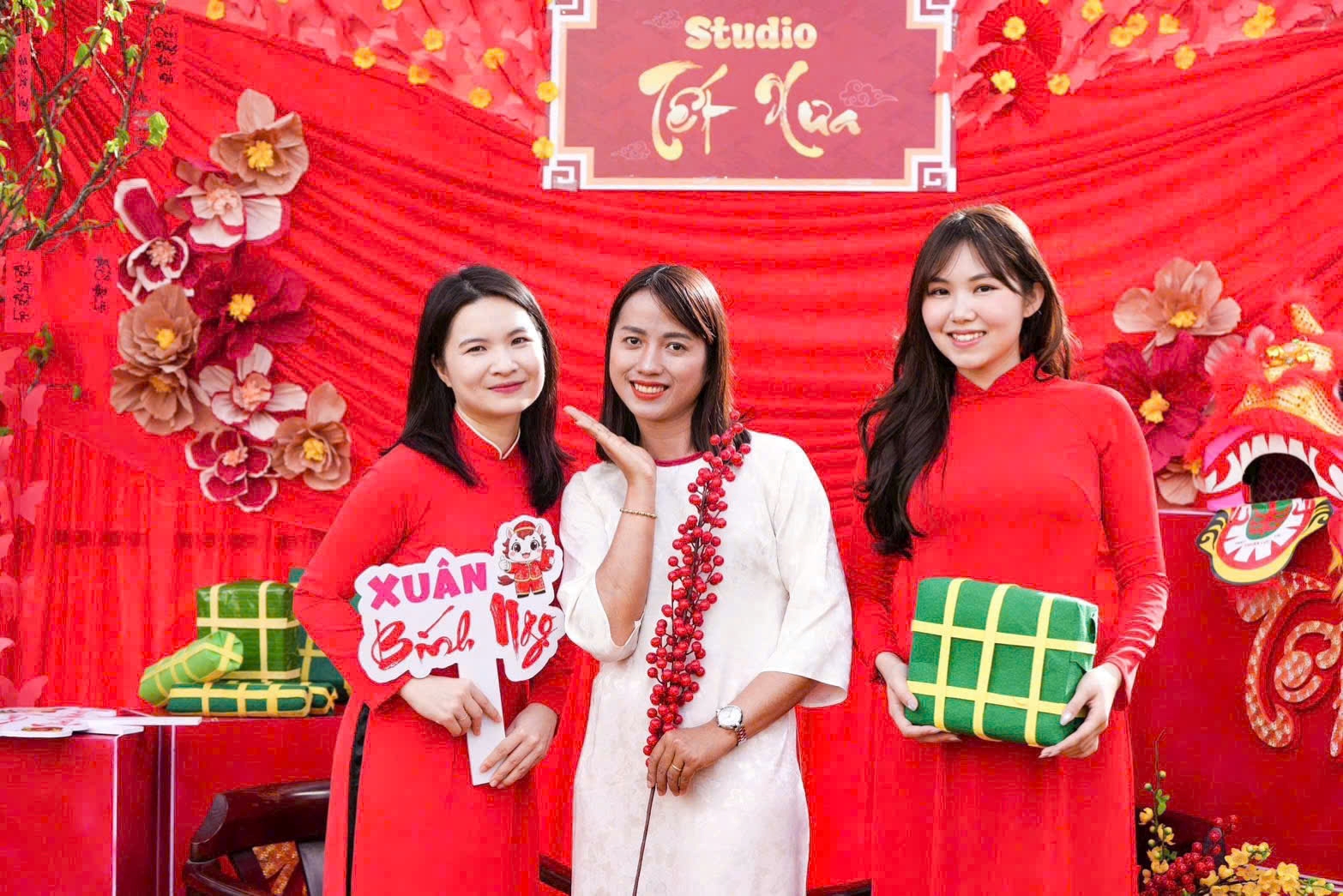 Cán bộ, hội viên phụ nữ Công an tỉnh Khánh Hòa duyên dáng trong trang phục văn hóa truyền thống dân tộc mừng xuân Bính Ngọ 2026