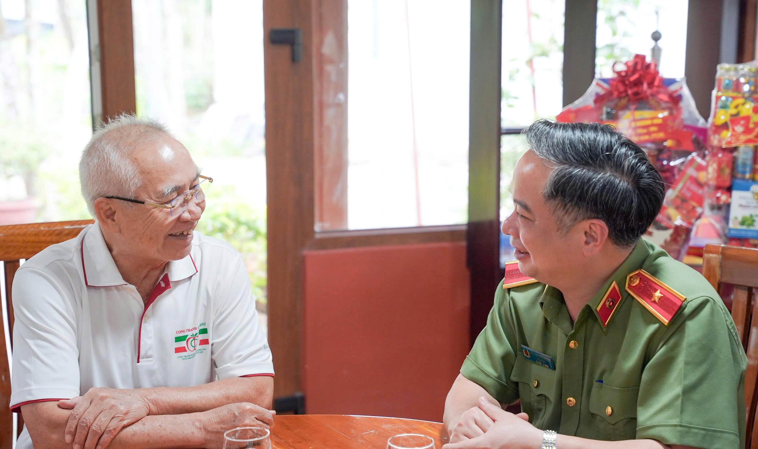 Đồng chí Giám đốc Công an tỉnh Khánh Hòa thăm tặng quà, chúc Tết gia đình các đồng chí Lãnh đạo Công an tỉnh