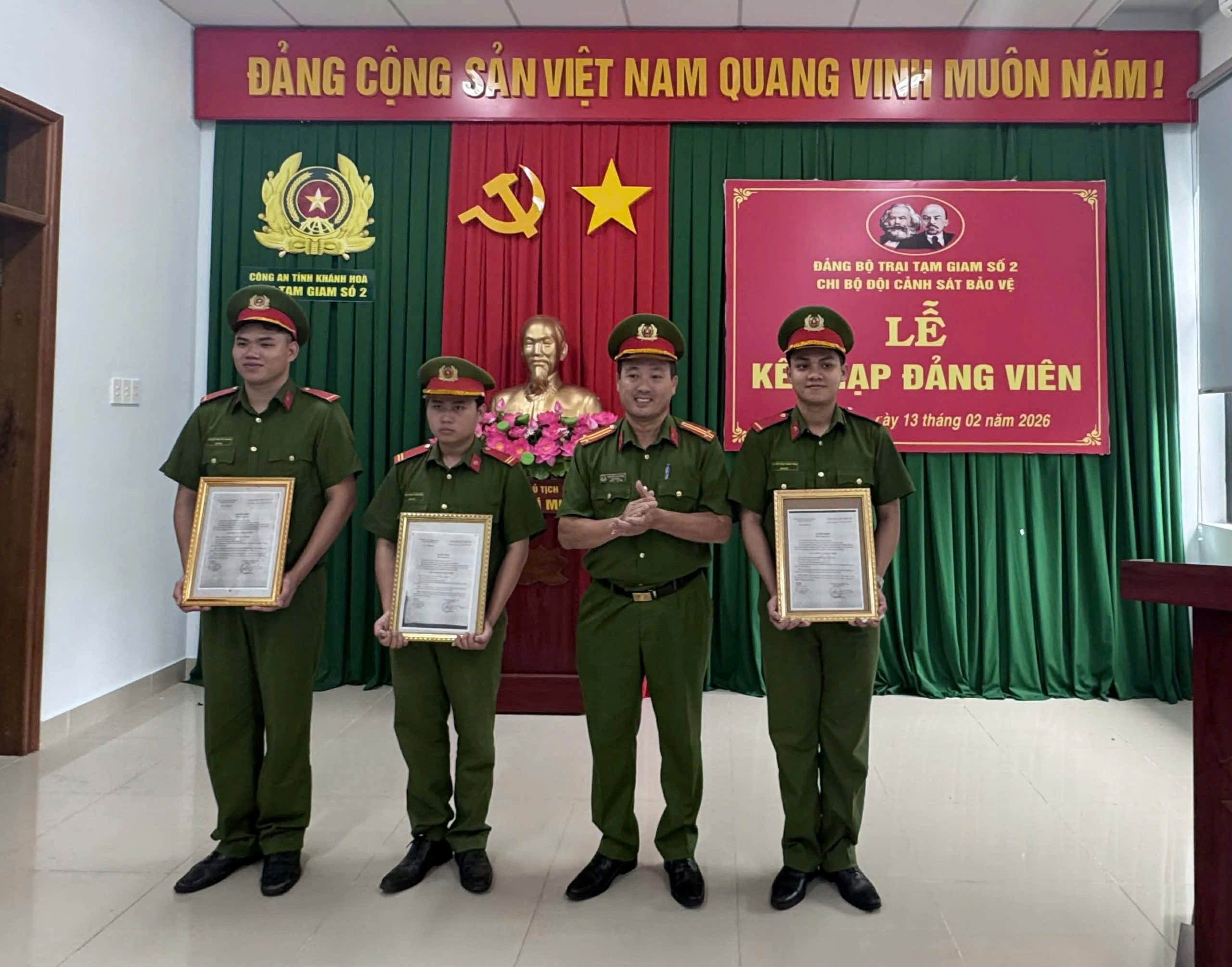 Chi bộ Đội Cảnh sát bảo vệ trực thuộc Đảng bộ Trại tạm giam số 2, Công an tỉnh Khánh Hòa tổ chức kết nạp đảng viên mới
