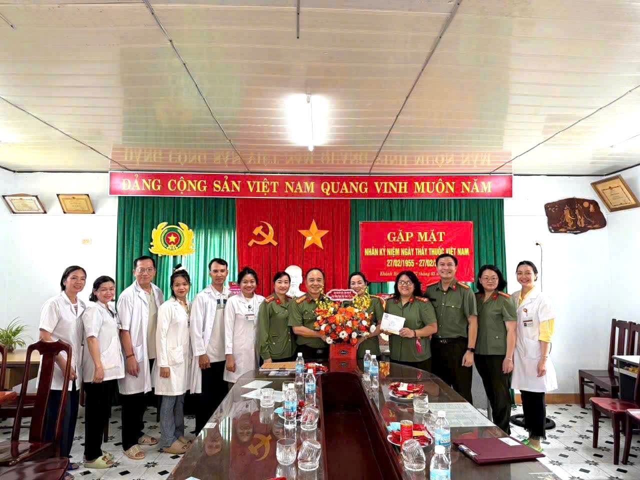 Ban Phụ nữ và Ban Thanh niên Công an tỉnh thăm, tặng hoa chúc mừng Bệnh xá Công an tỉnh nhân kỷ niệm ngày Thầy thuốc Việt Nam