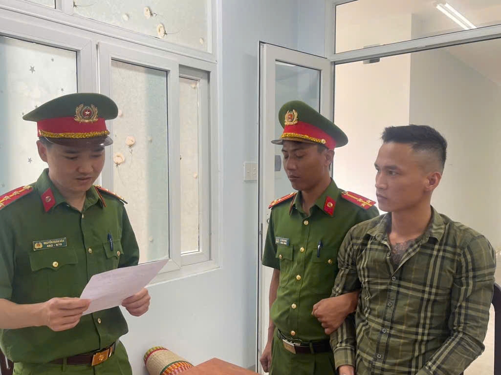 Vận động 02 đối tượng có quyết định truy tìm ra trình diện