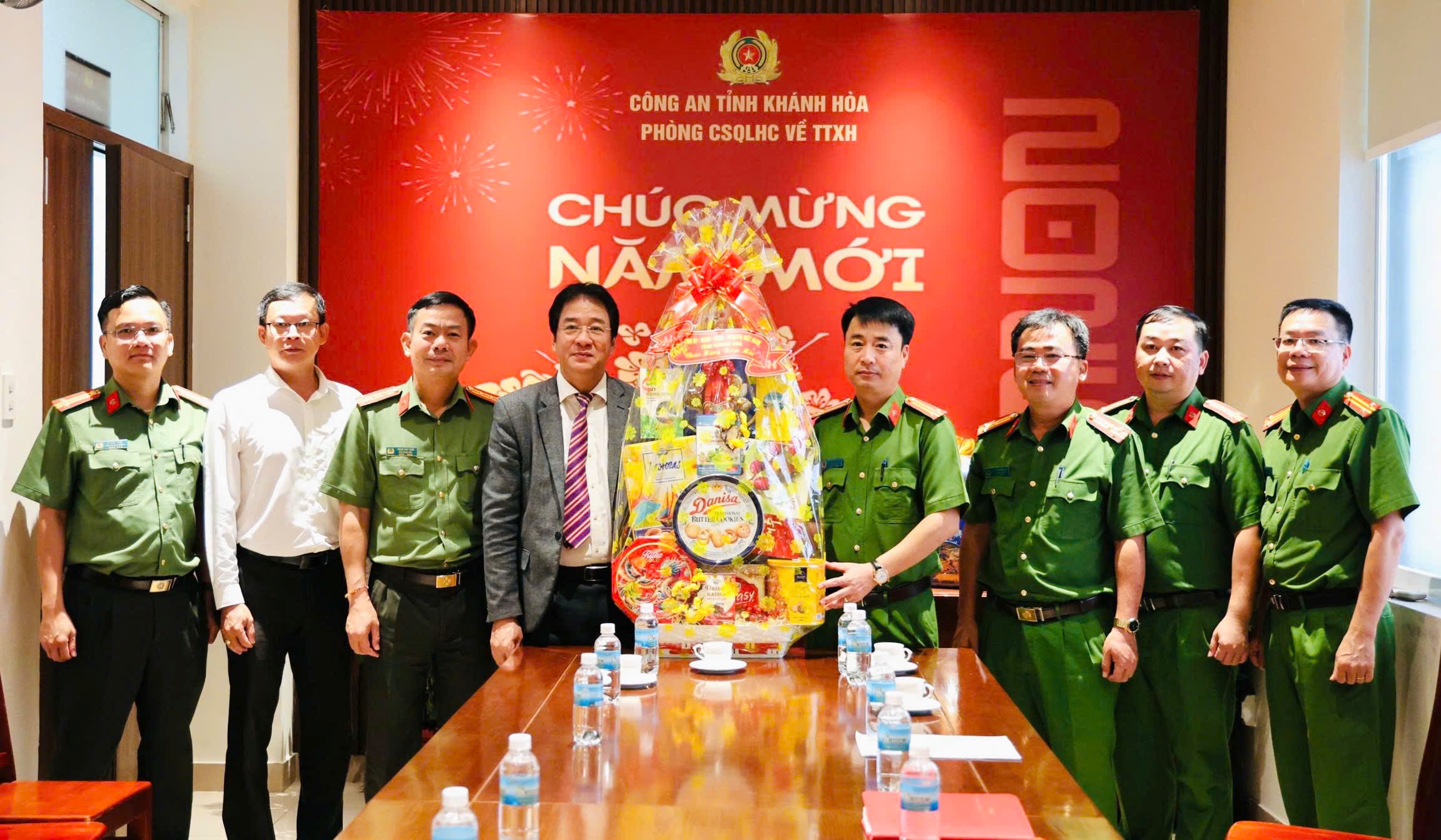 Phó Chủ tịch Thường trực UBND tỉnh Nguyễn Long Biên thăm, chúc Tết các đơn vị trực chiến Công an tỉnh Khánh Hoà