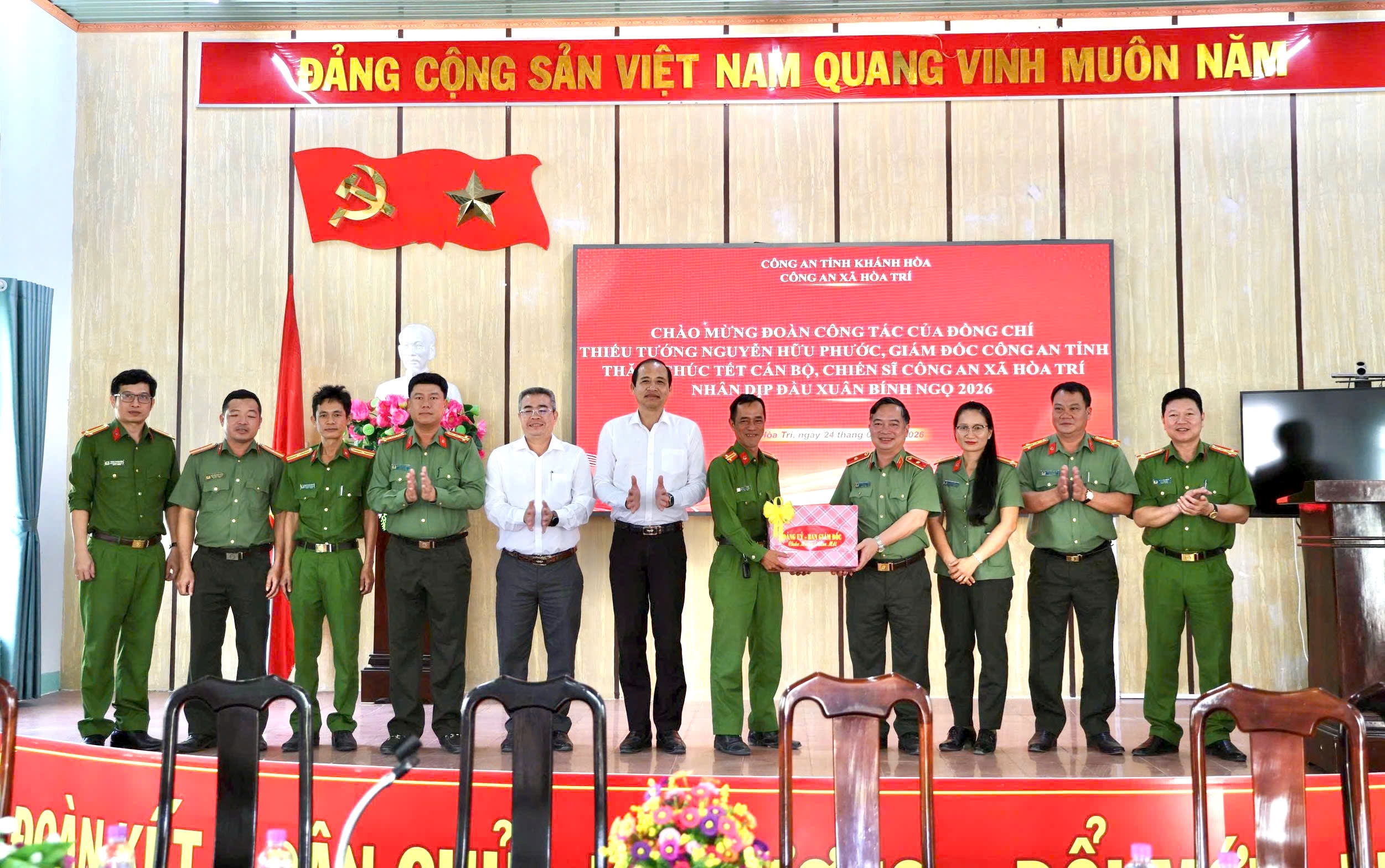 Đồng chí Giám đốc công an tỉnh thăm, tặng quà cán bộ chiến sỹ nhân dịp đầu Xuân mới năm 2026