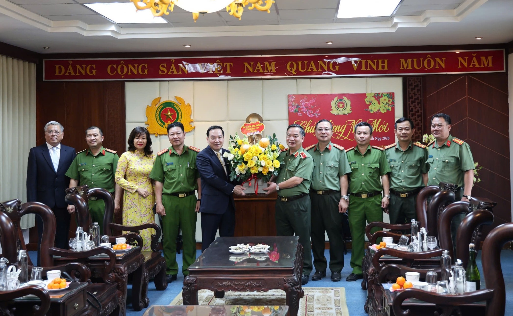 Phó Bí thư Thường trực Tỉnh ủy Hồ Xuân Trường thăm, chúc Tết Công an tỉnh