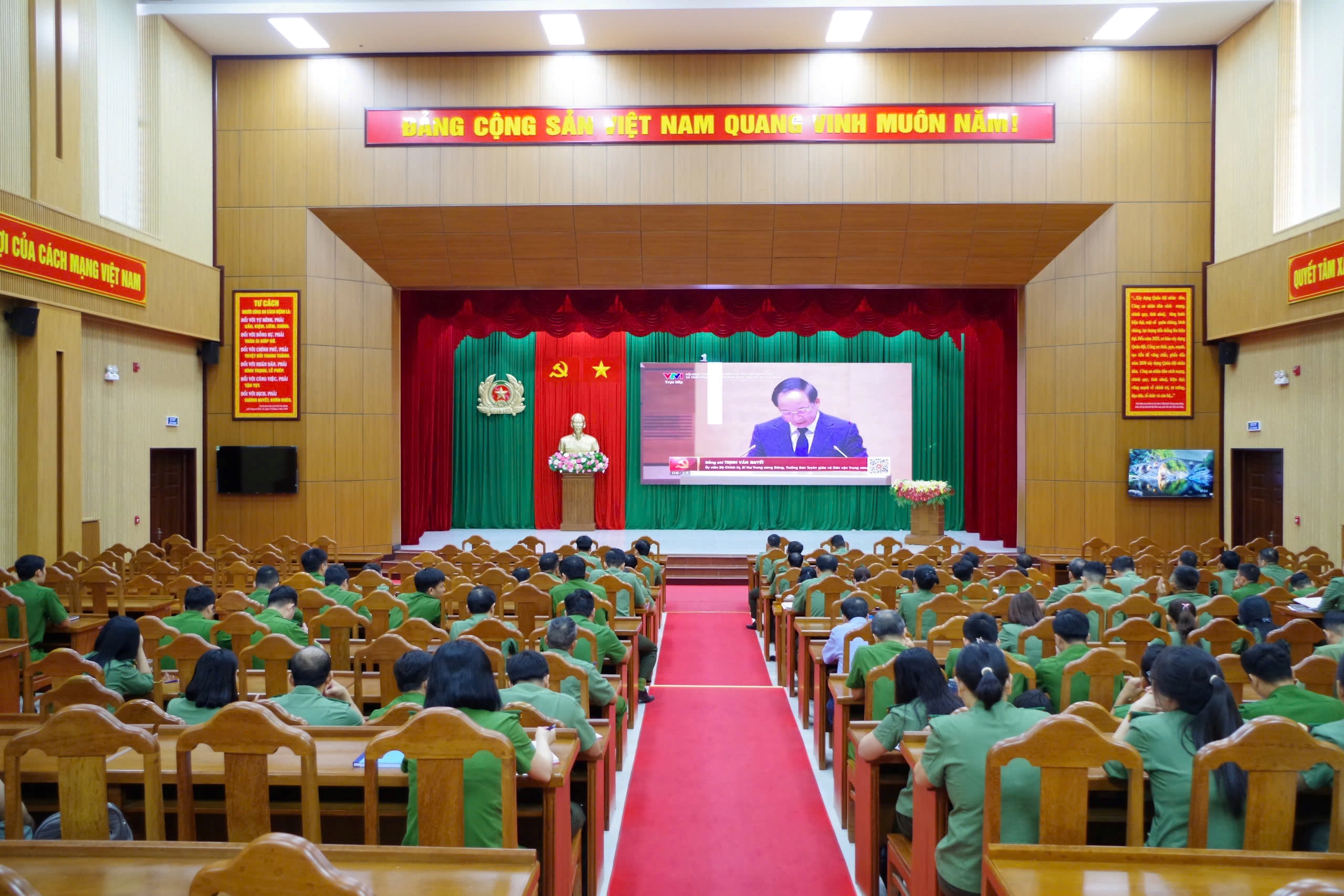 Cán bộ, đảng viên Công an tỉnh nghiêm túc học tập Nghị quyết Đại hội XIV của Đảng