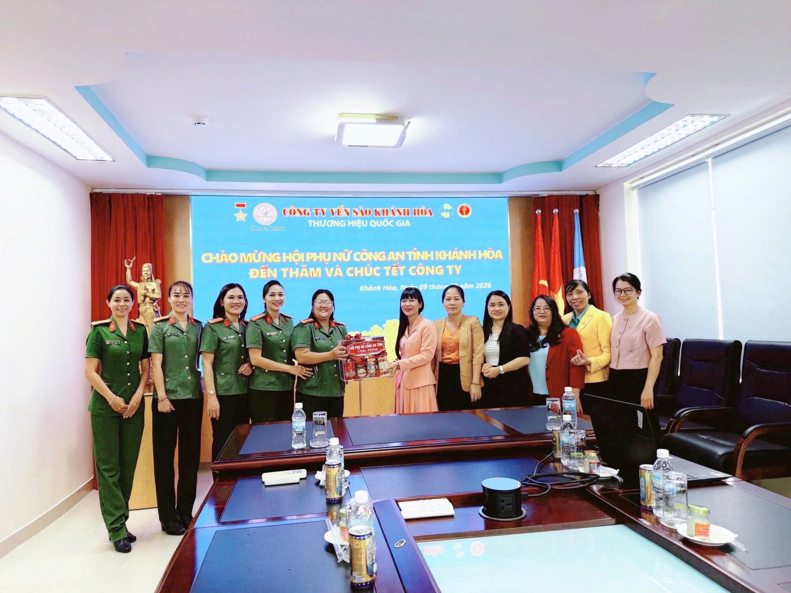 Hội Phụ nữ Công an tỉnh Khánh Hòa thăm, tặng quà các đơn vị nhân dịp Tết Bính Ngọ 2026