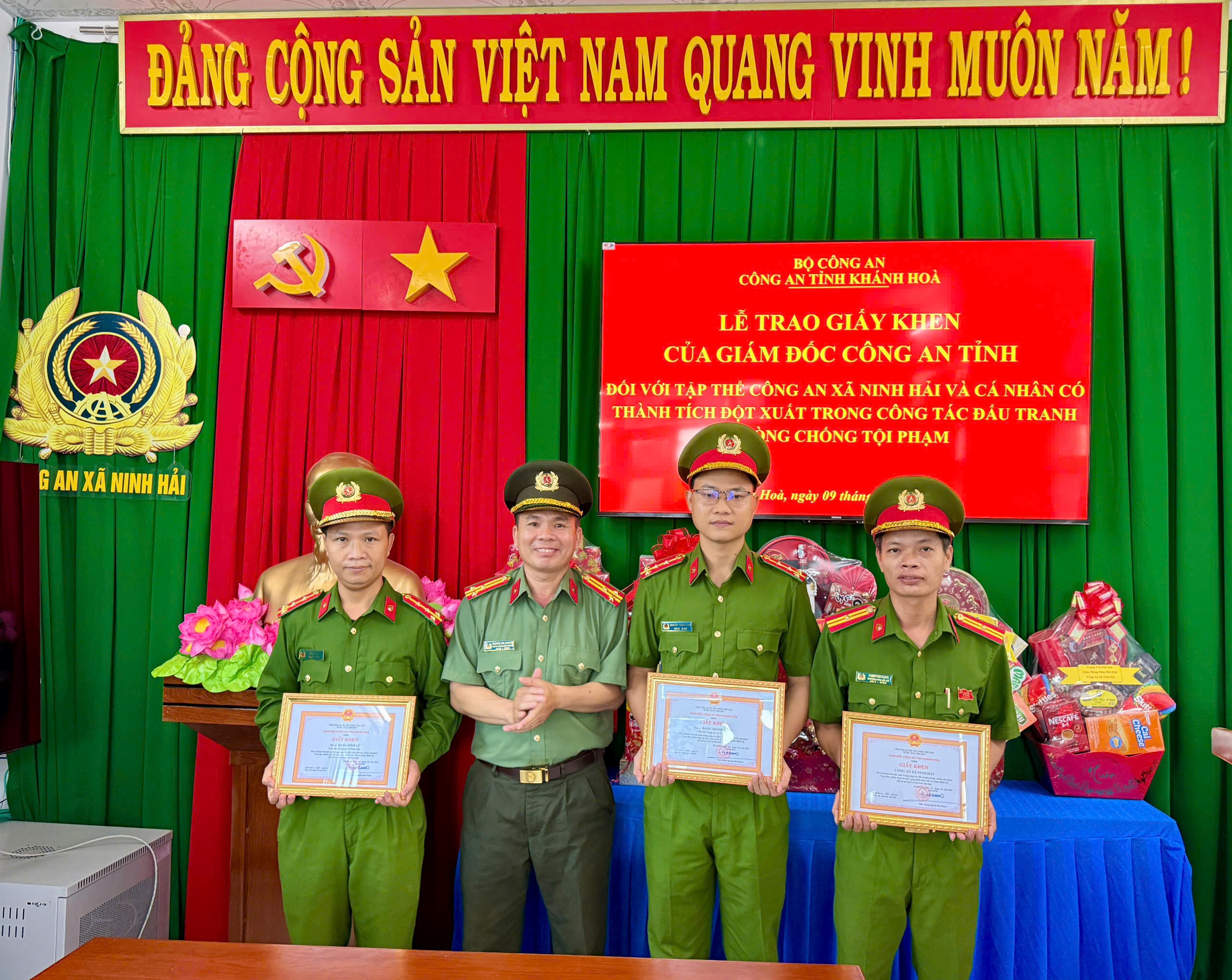 Công an xã Ninh Hải trao tặng Giấy khen của Giám đốc Công an tỉnh cho tập thể, cá nhân có thành tích xuất sắc