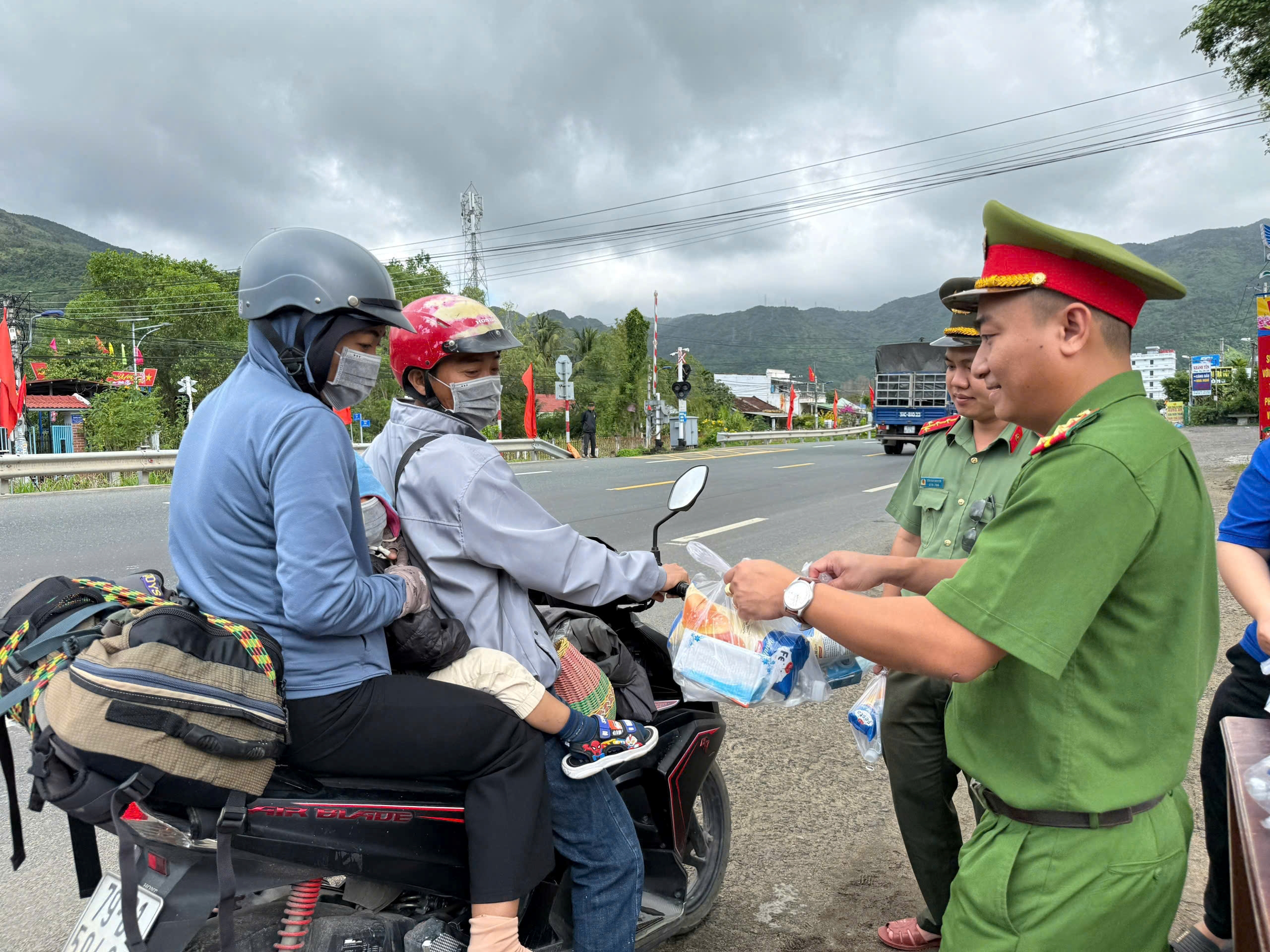 Công an xã Đại Lãnh tổ chức tặng quà cho Nhân dân