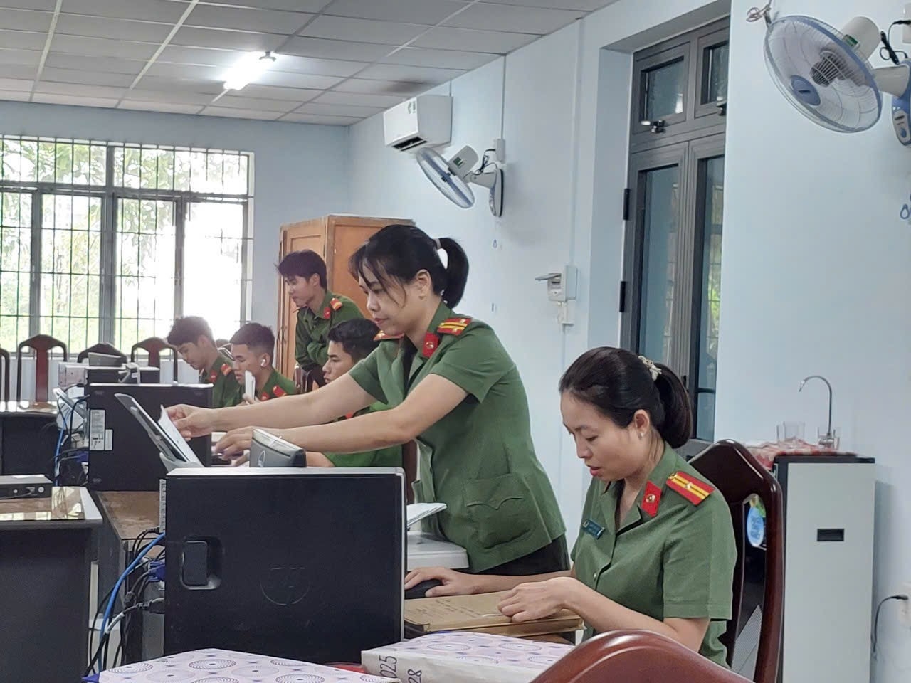 Hội Phụ nữ Phòng Hồ sơ nghiệp vụ tích cực “Đẩy mạnh số hóa hồ sơ nghiệp vụ phục vụ công tác nghiệp vụ và cải cách hành chính trong Công an nhân dân”