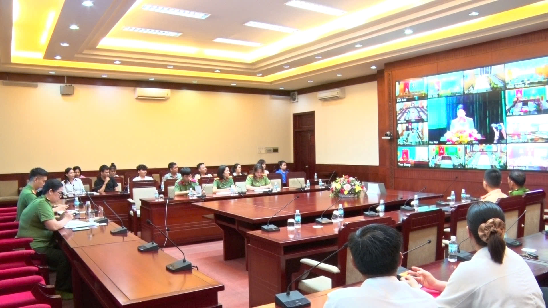 Diễn đàn công nhân, người lao động trong Công an nhân dân góp ý xây dựng Đảng trong sạch, vững mạnh và phấn đấu trở thành đảng viên Đảng Cộng sản Việt Nam