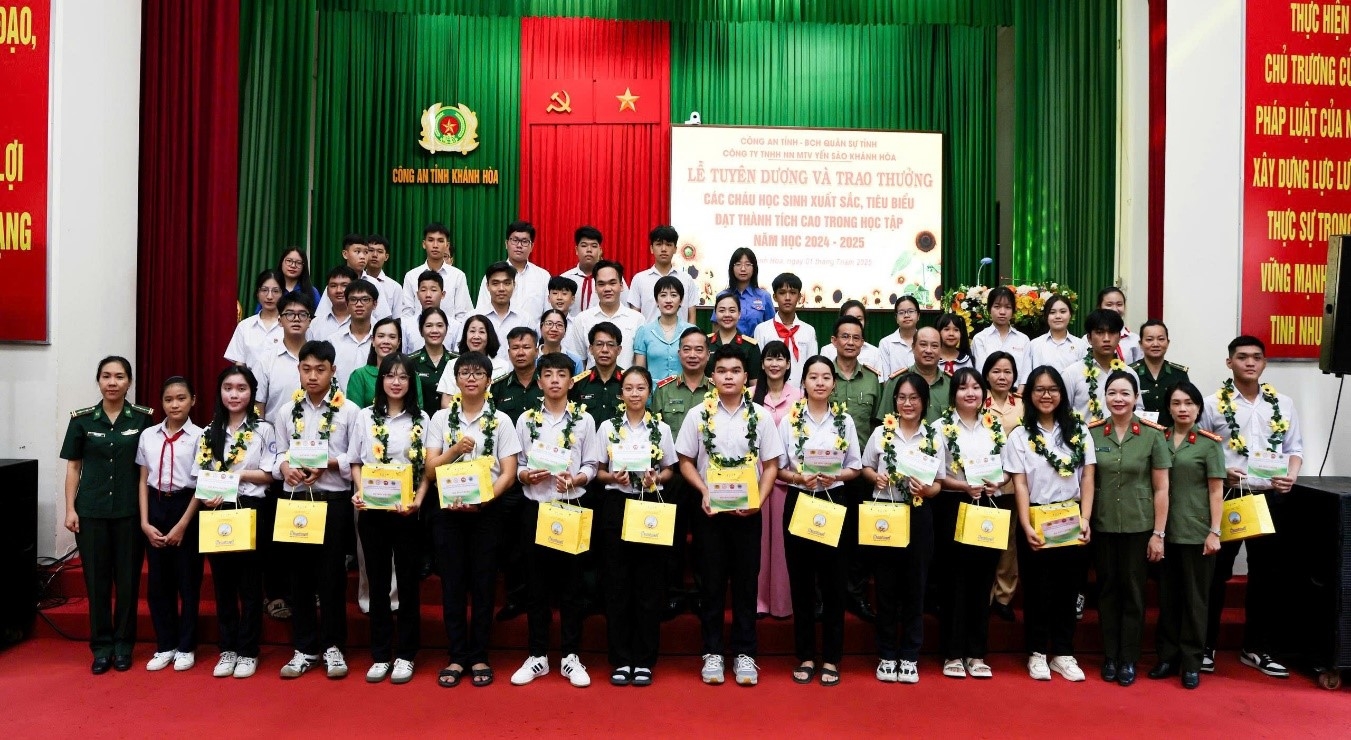 Tuyên dương, trao thưởng cho các cháu thiếu nhi là con cán bộ chiến sỹ Công an tỉnh Khánh Hòa và các đơn vị Khối trực thuộc đạt nhiều thành tích xuất sắc trong học tập