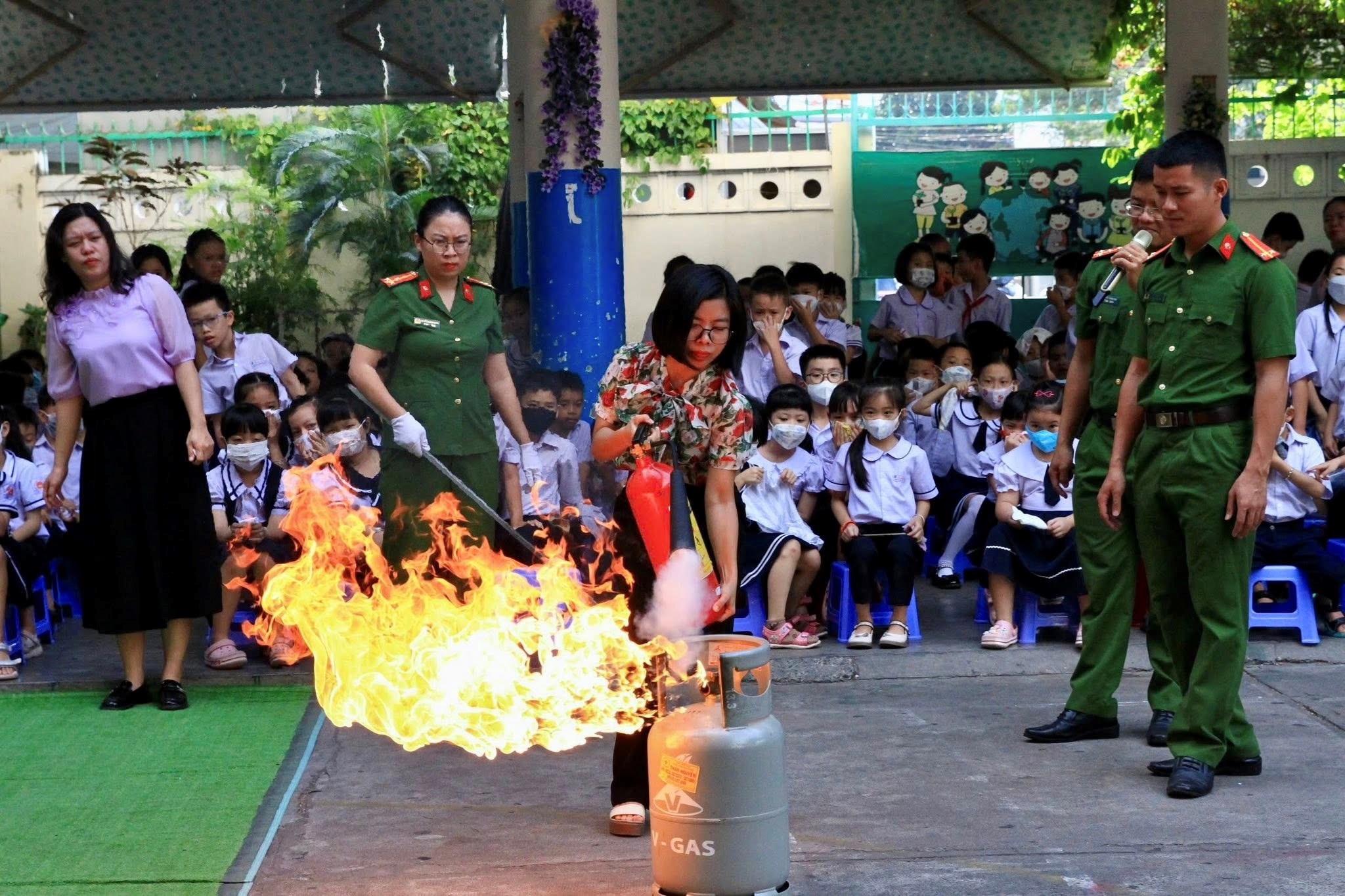 Tuyên truyền trải nghiệm, thực hành chữa cháy và cứu nạn cứu hộ cho hơn 800 giáo viên, học sinh tiểu học.