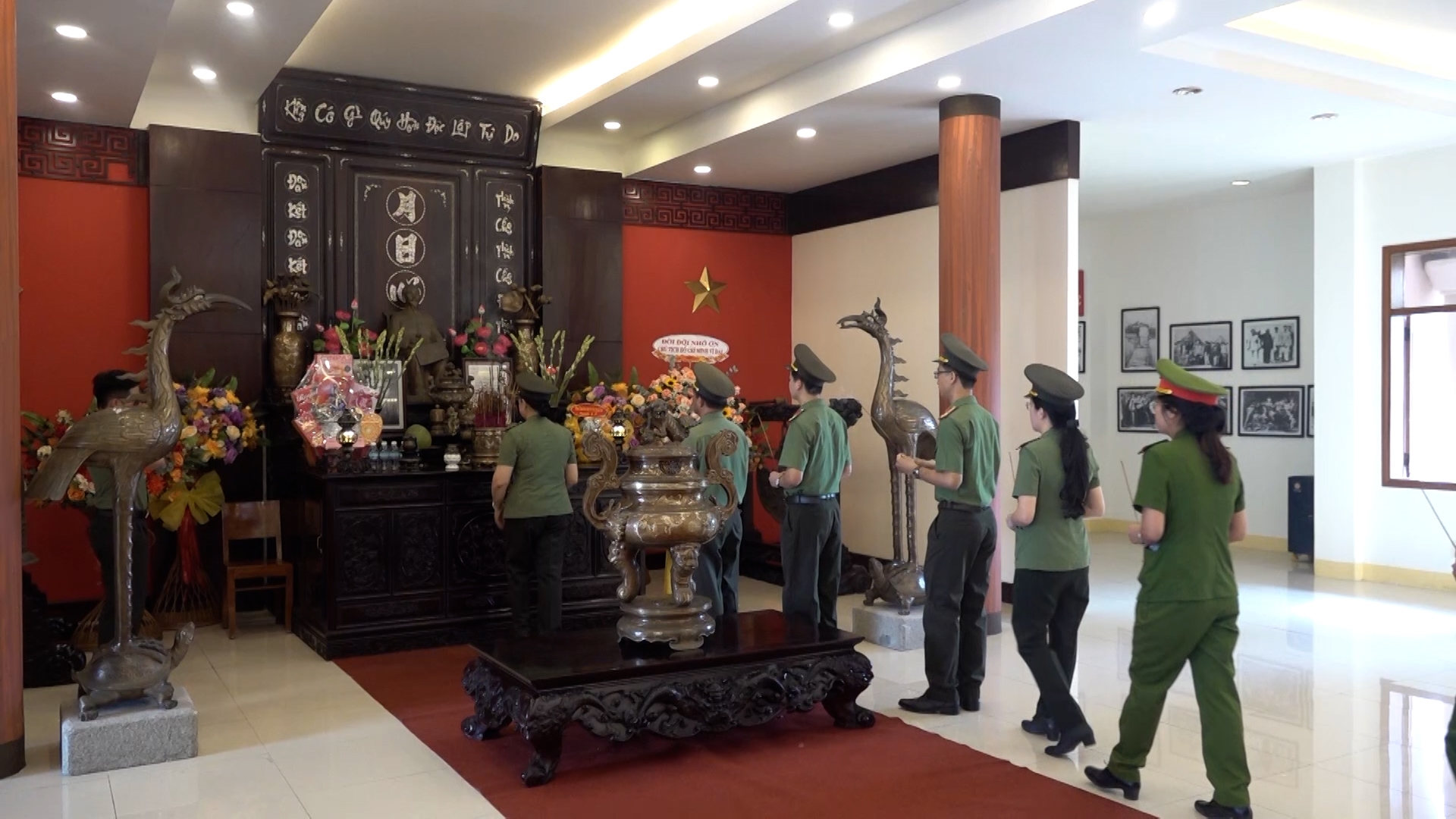 Công an tỉnh tổ chức Lễ dâng hương, dâng hoa kỷ niệm 135 năm Ngày sinh Chủ tịch Hồ Chí Minh vĩ đại (19/5/1890-19/5/2025)