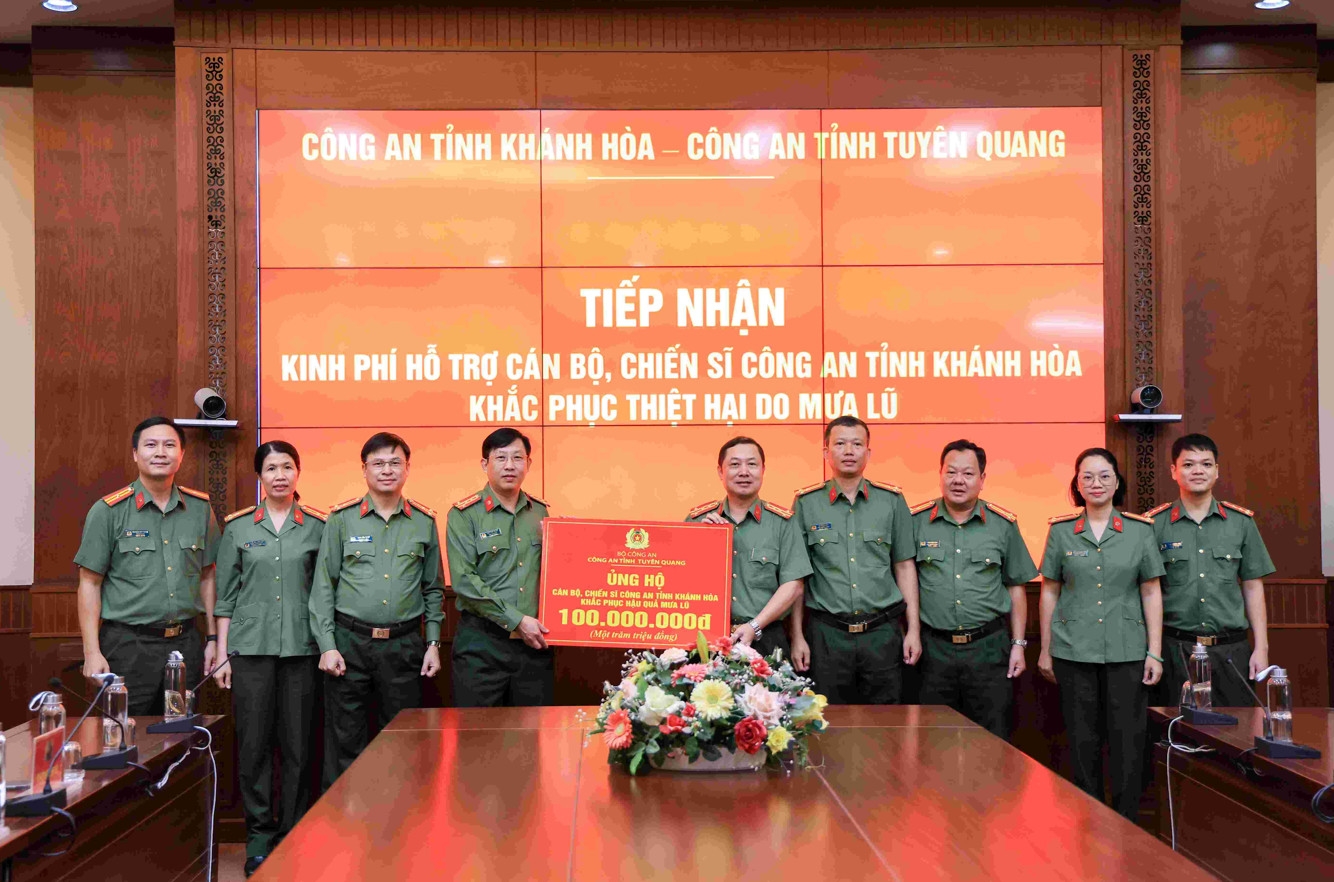 Công an tỉnh Tuyên Quang trao tặng Công an tỉnh Khánh Hòa 100 triệu đồng khắc phục hậu quả thiên tai