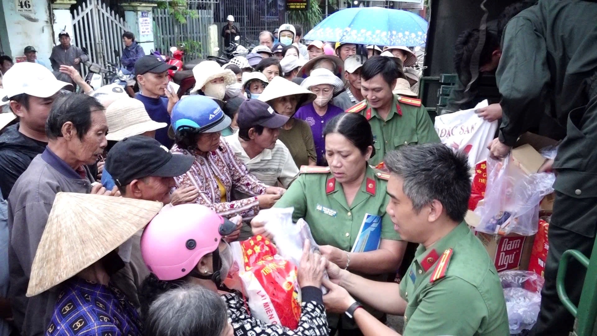 Thăm tặng quà cho người dân bị ảnh hưởng mưa lũ trên địa bàn phường Tây Nha Trang