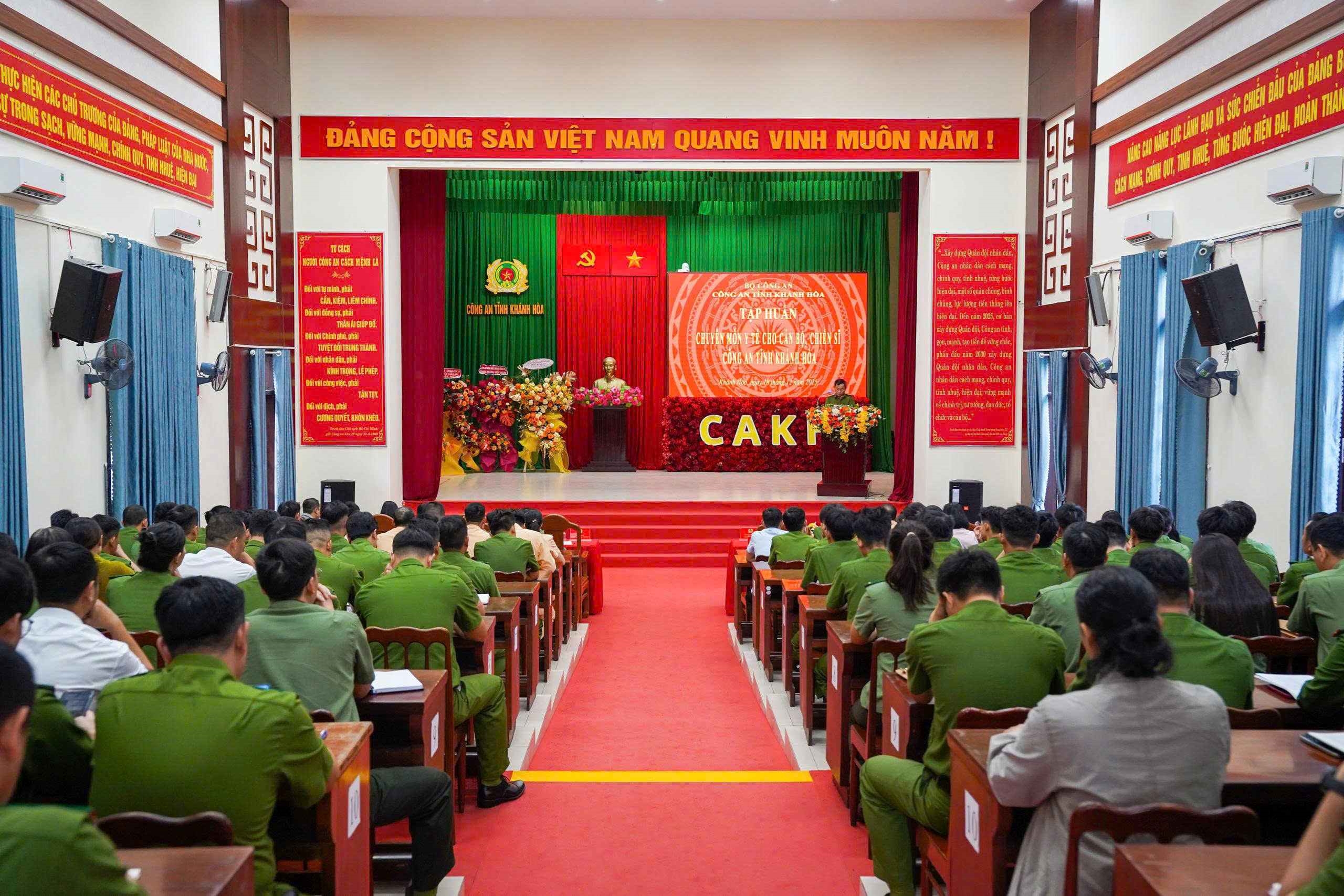 Khai giảng lớp tập huấn chuyên môn y tế cho Công an Khánh Hòa