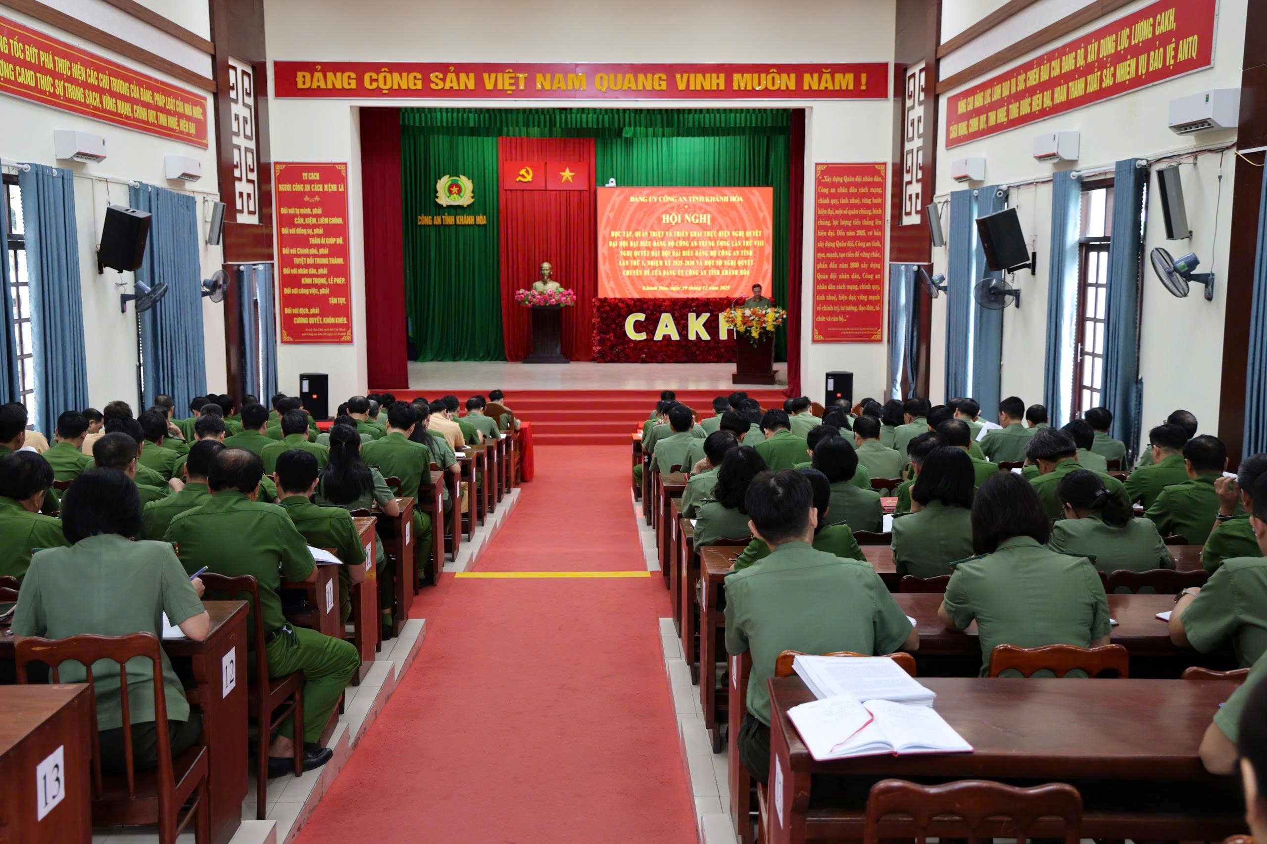 Đảng ủy Công an tỉnh Khánh Hòa: Tổ chức hội nghị học tập, quán triệt, triển khai thực hiện Nghị quyết Đại hội đại biểu Đảng bộ Công an Trung ương lần thứ VIII, Nghị quyết Đại hội Đại biểu Đảng bộ Công an tỉnh lần thứ I, nhiệm kỳ 2025-2030 và một số Nghị quyết chuyên đề của Đảng ủy Công an tỉnh Khánh Hòa