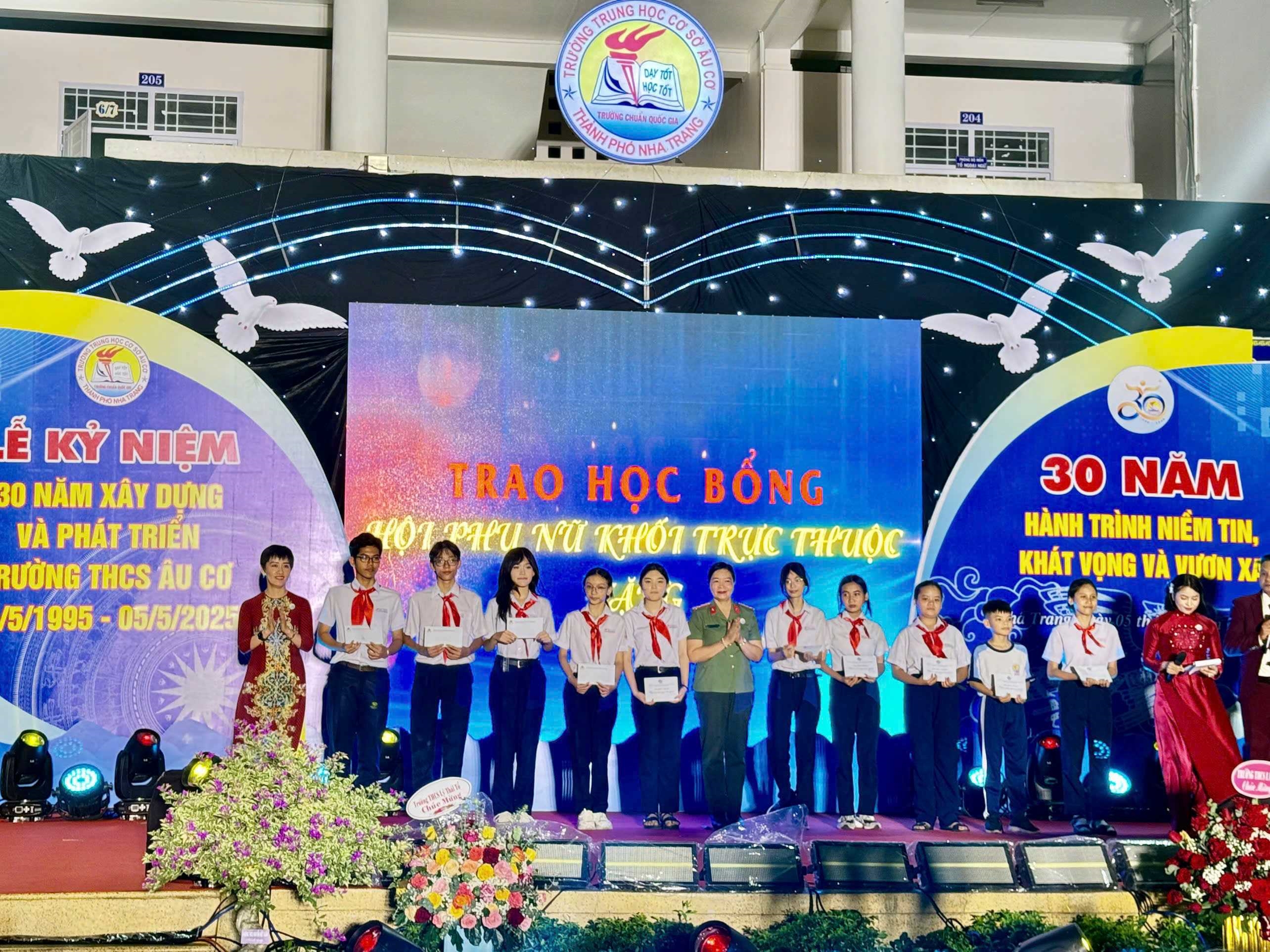 Tặng 10 suất học bổng cho các học sinh nghèo vươn lên trong học tập