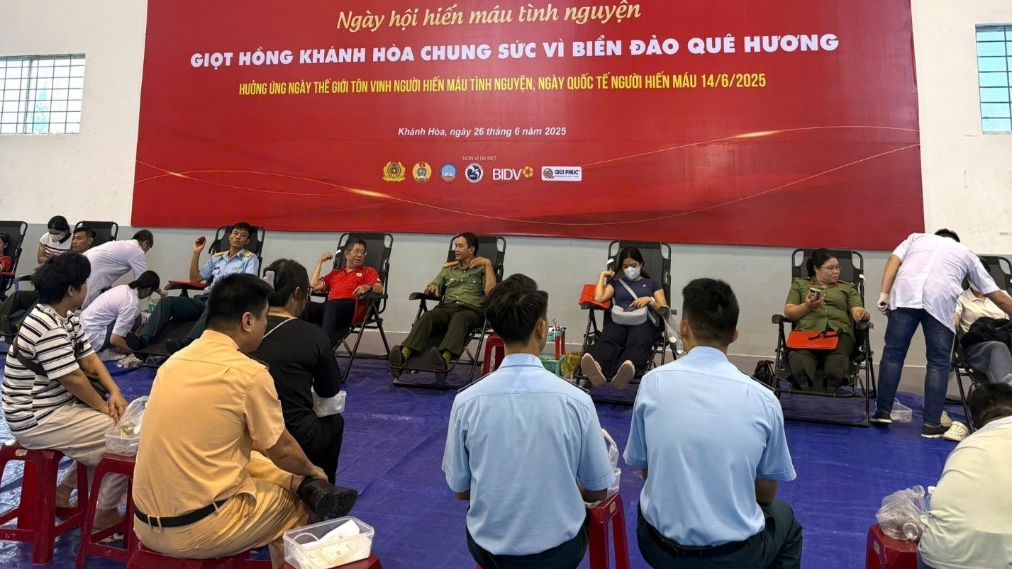 Cán bộ hội viên Hội Phụ nữ Công an tỉnh Khánh Hòa tham gia Ngày hội hiến máu tình nguyện.