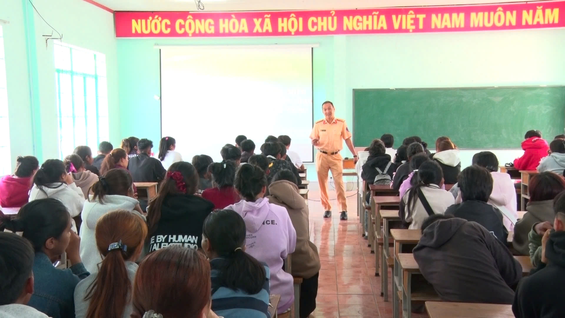 Tuyên truyền, phổ biến pháp luật về trật tự an toàn giao thông trong trường học