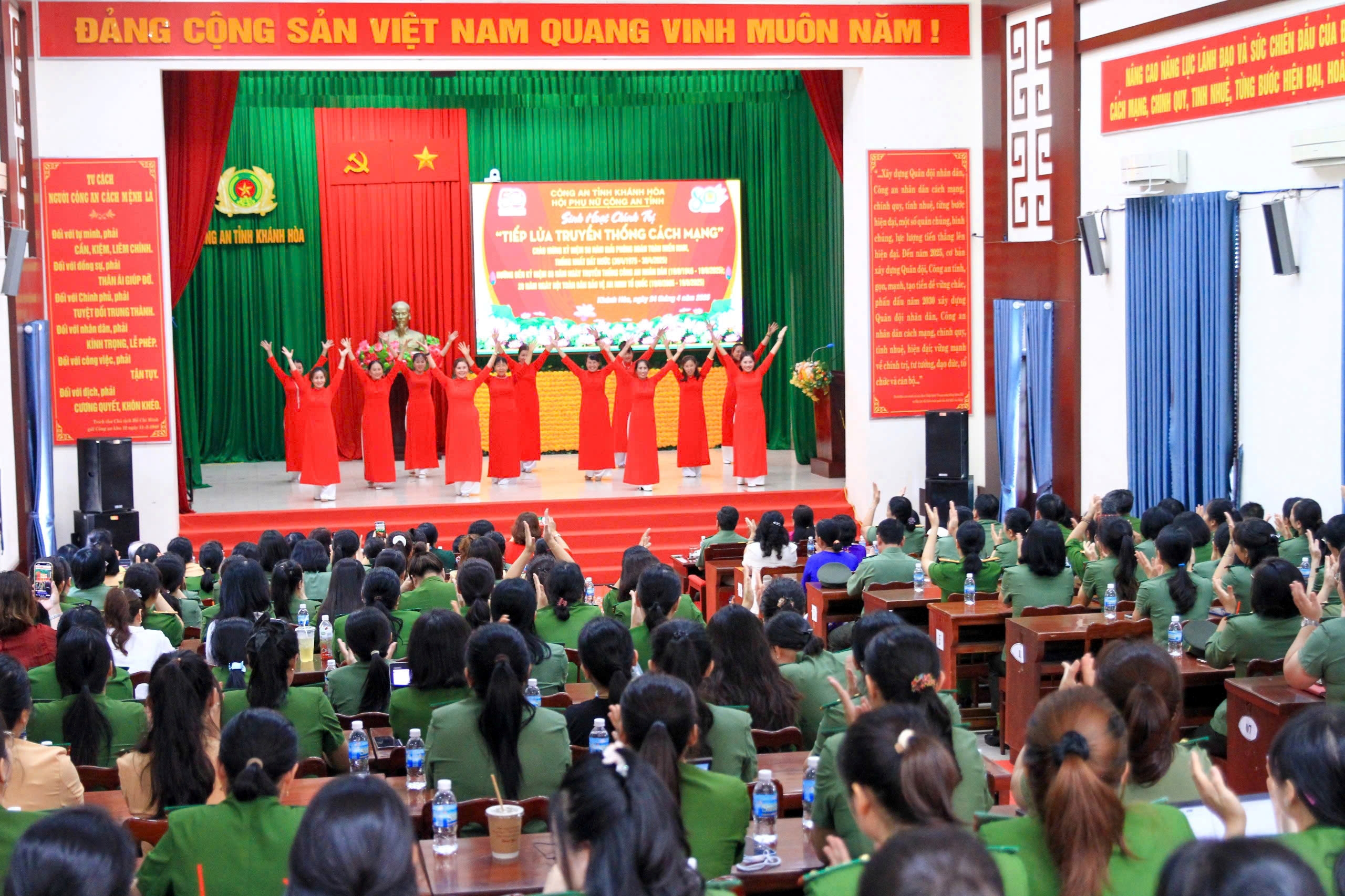 Phụ nữ Công an Khánh Hoà tổ chức sinh hoạt chính trị “Tiếp lửa truyền thống cách mạng”