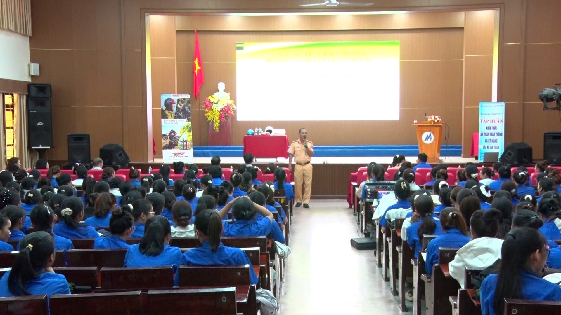 Tuyên truyền, phổ biến pháp luật về trật tự an toàn giao thông cho sinh viên