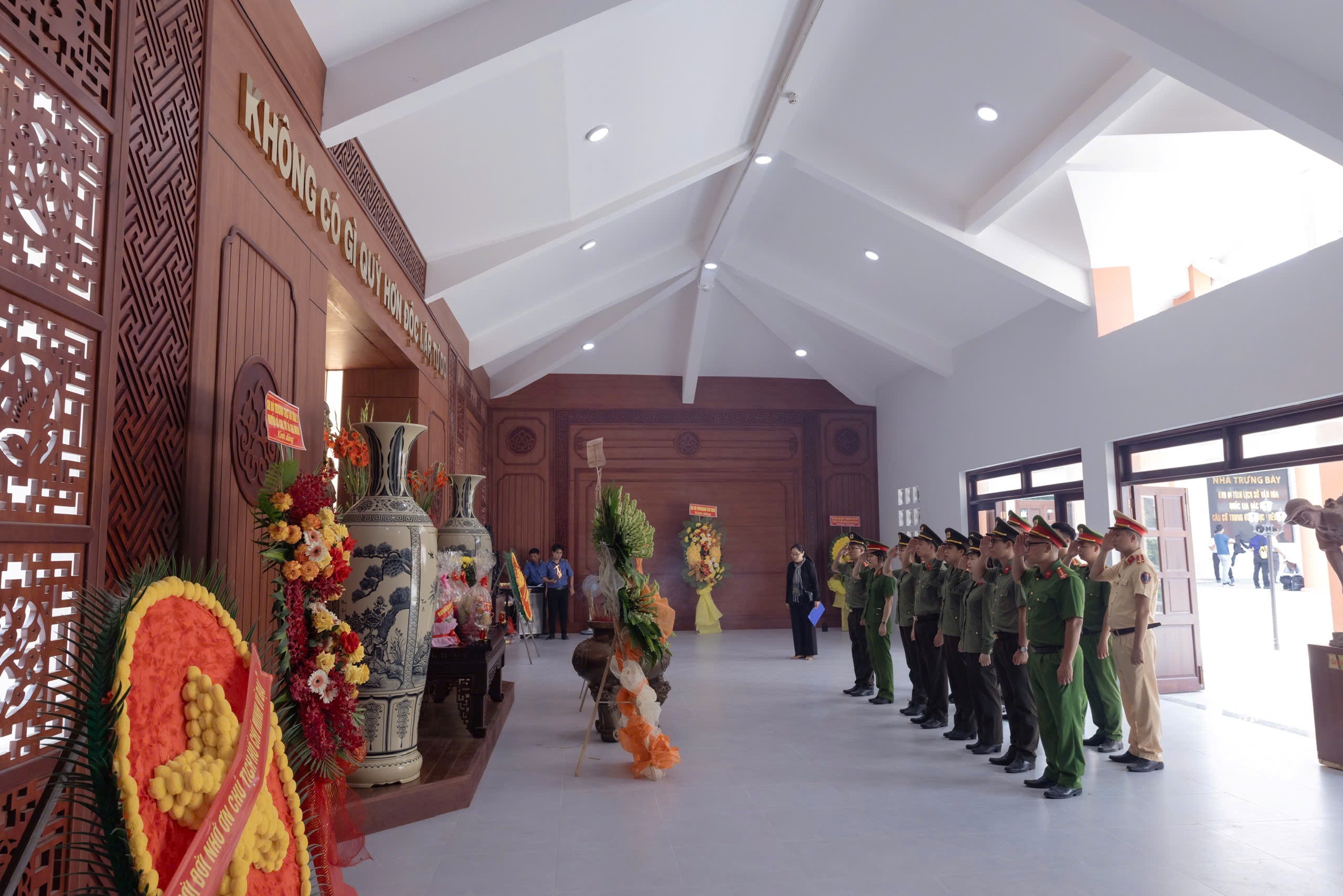 Tuổi trẻ Công an tỉnh tổ chức hành trình về nguồn, sinh hoạt chính trị tại khu di tich lịch sử - văn hóa Quốc gia đặc biệt căn cứ Trung ương Cục Miền Nam.