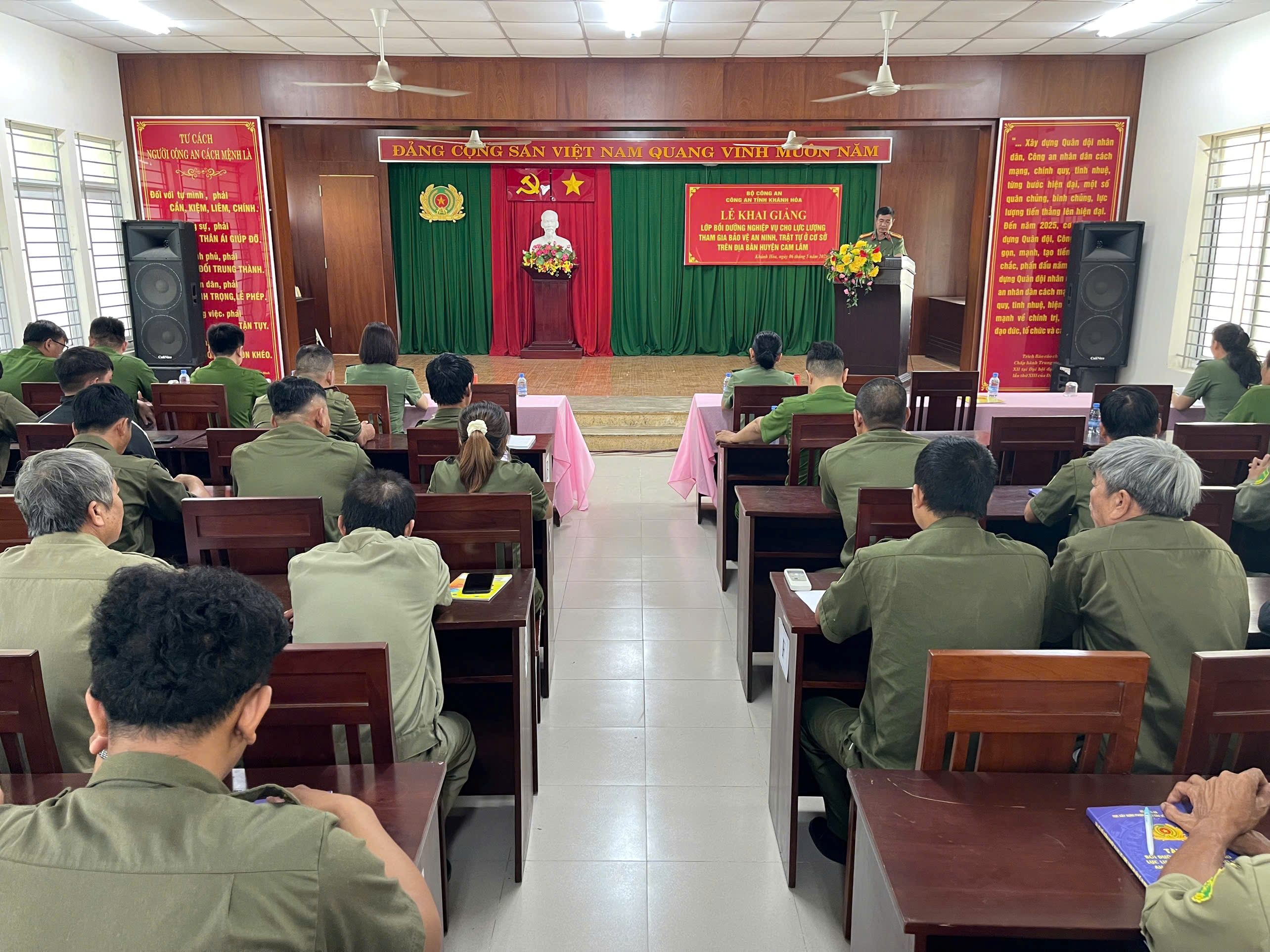 Khai giảng lớp bồi dưỡng nghiệp vụ cho lực lượng tham gia bảo vệ an ninh, trật tự ở cơ sở năm 2025 trên địa bàn huyện Cam Lâm.