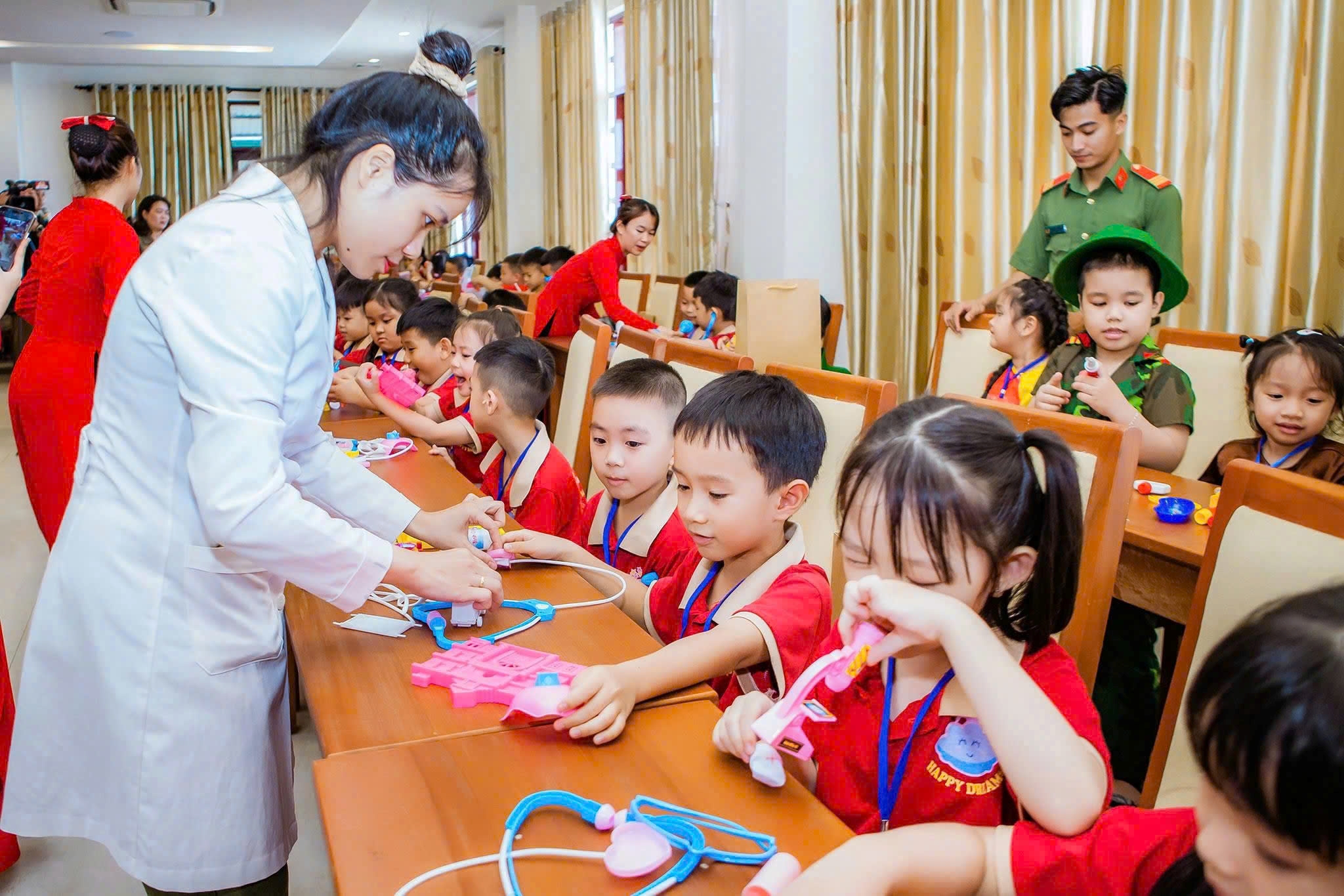 Tổ chức Chương trình trải nghiệm “Một ngày Em tập làm Bác sĩ” và Chương trình “Đổi đồ cũ lấy cây xanh” kết hợp tuyên truyền pháp luật cho cán bộ, giáo viên, phụ huynh, học sinh trên địa bàn tỉnh