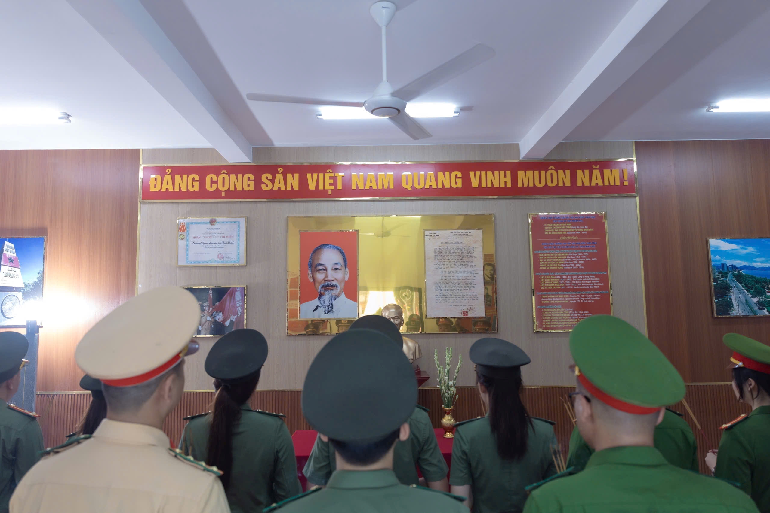 Tuổi trẻ Công an tỉnh tổ chức sinh hoạt chính trị “Nhớ về Bác – lòng ta trong sáng hơn” tại nhà truyền thống Công an tỉnh trong khu di tích Ban An ninh Trung ương Cục Miền nam.