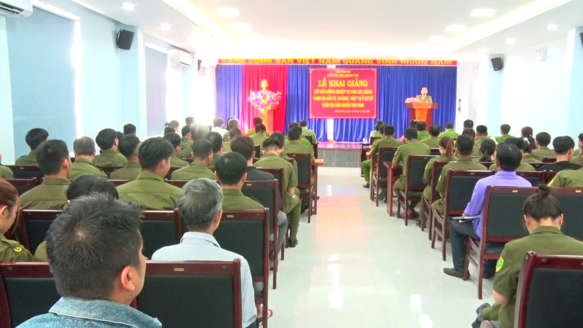 Khai giảng lớp bồi dưỡng nghiệp vụ cho lực lượng tham gia bảo vệ an ninh, trật tự ở cơ sở năm 2025 trên địa bàn huyện Vạn Ninh