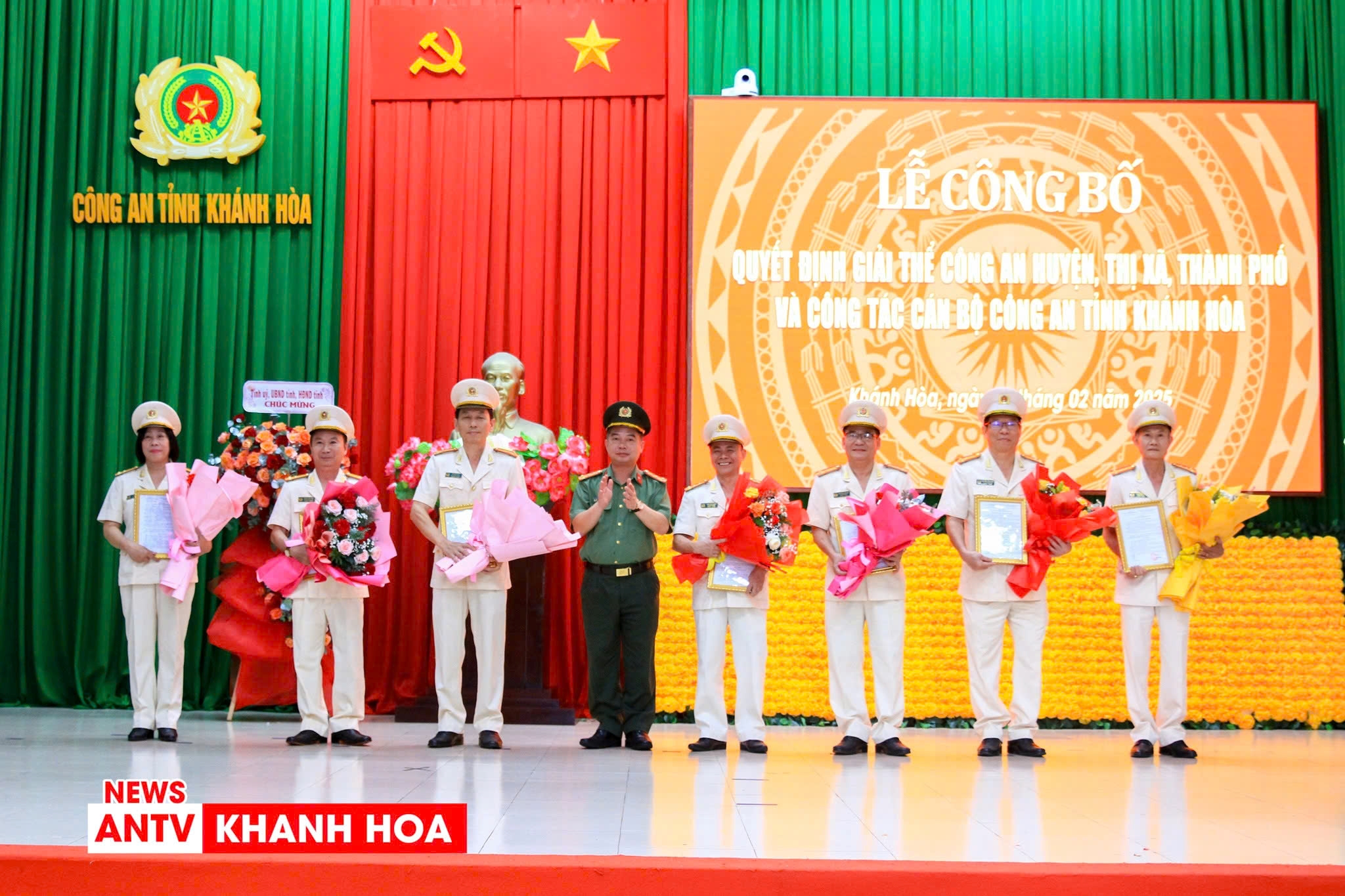 Khen thưởng tập thể, cá nhân có thành tích xuất sắc đột xuất trong triển khai thực hiện Nghị quyết số 18-NQ/TW của Ban Chấp hành Trung ương Đảng khóa XII trong lực lượng Công an Khánh Hòa