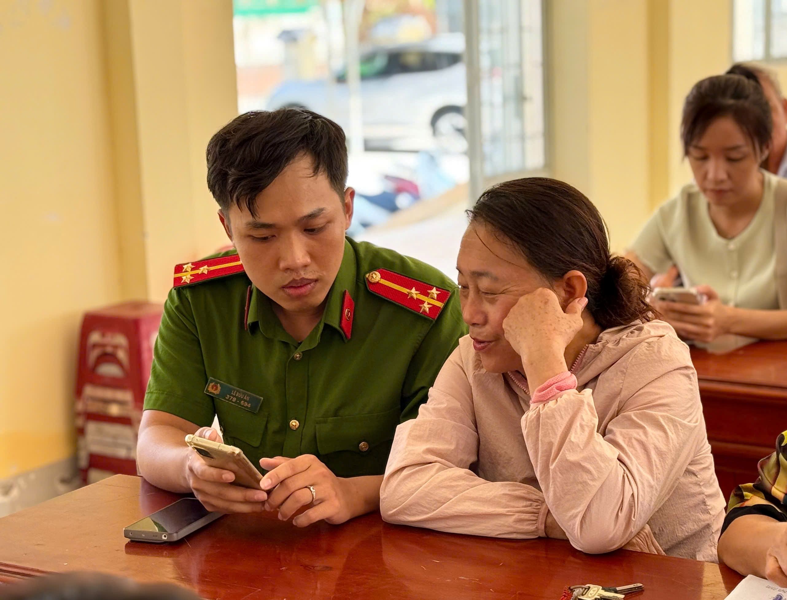 Công an xã Vĩnh Trung tích cực hướng dẫn người dân góp ý sửa đổi Hiến pháp 2013 trên VNeID