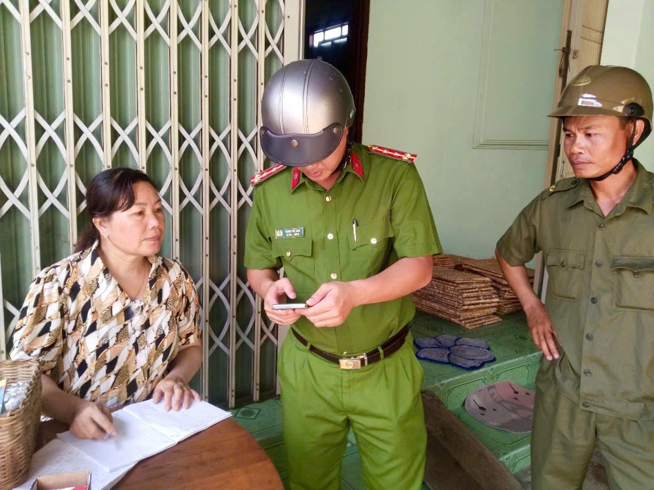 Công an phường Ninh Đa hướng dẫn người dân tham gia góp ý sửa đổi Hiến pháp