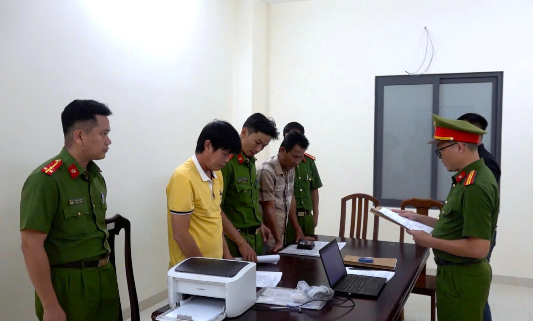 Khánh Hòa khởi tố bắt tạm giam 2 huấn luyện viên bóng đá chiếm đoạt hơn 3,2 tỷ đồng