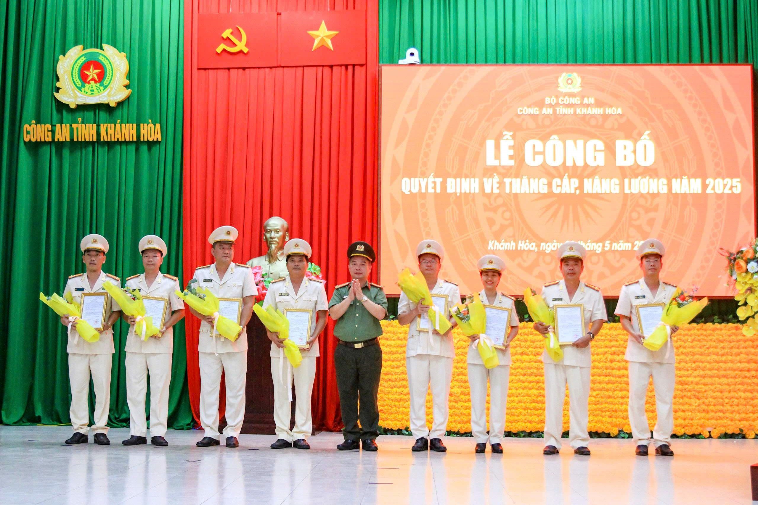 Công an Khánh Hòa công bố quyết định thăng cấp, nâng lương năm 2025