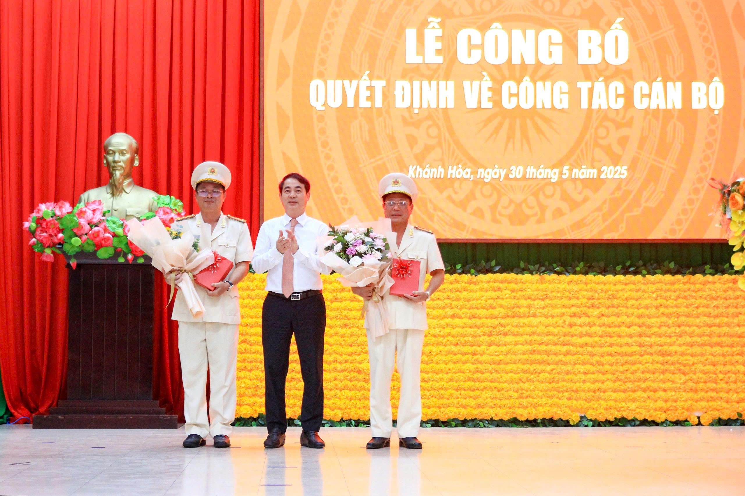 Công an Khánh Hòa công bố và trao quyết định nghỉ hưu trước tuổi đối với 2 Phó Giám đốc và 9 cán bộ lãnh đạo cấp phòng