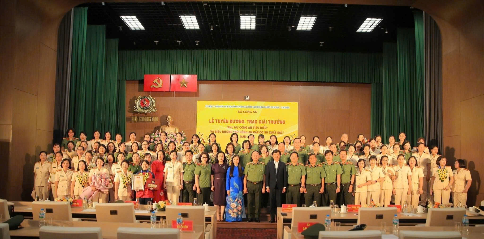 Lễ Tuyên dương, trao giải thưởng “Phụ nữ Công an tiêu biểu” và biểu dương “Nữ Công an cấp cơ sở xuất sắc” năm 2024.