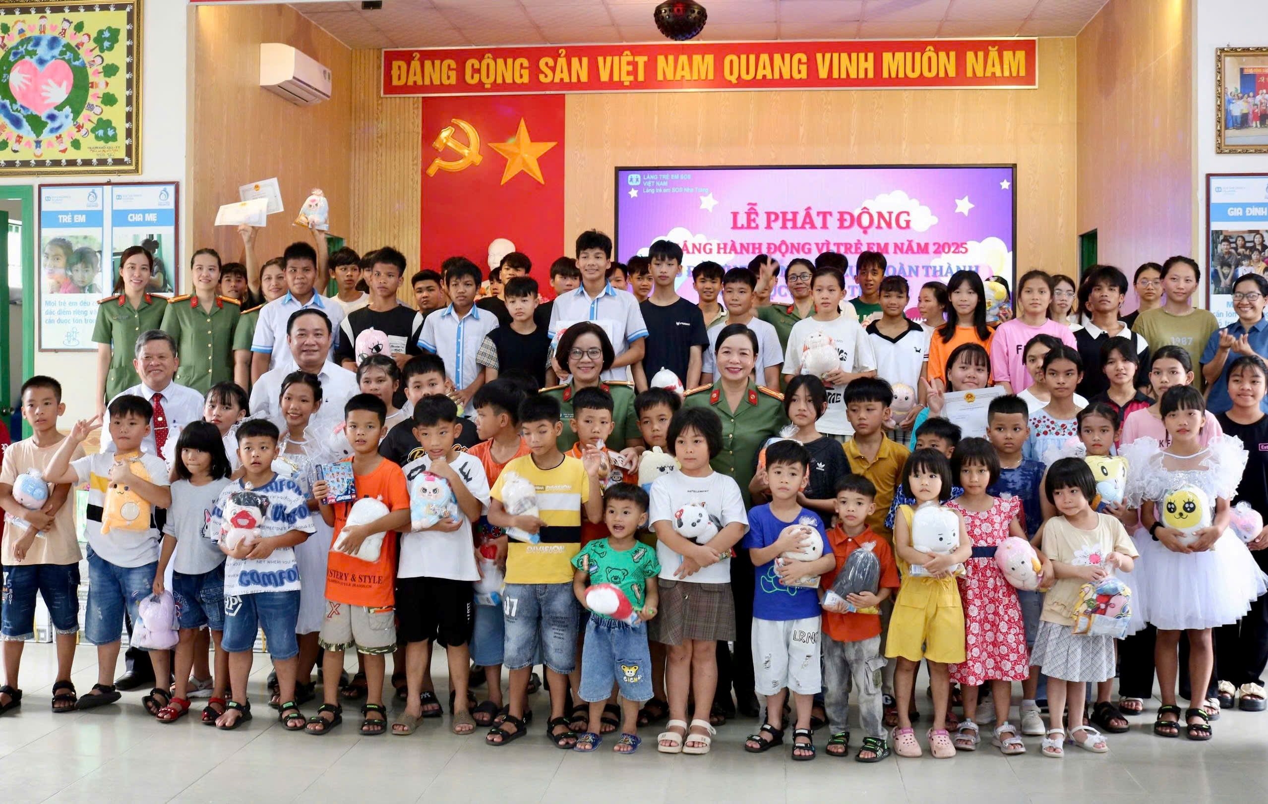 Tặng nhiều phần quà cho làng trẻ em SOS Nha Trang nhân tháng hành động vì trẻ em