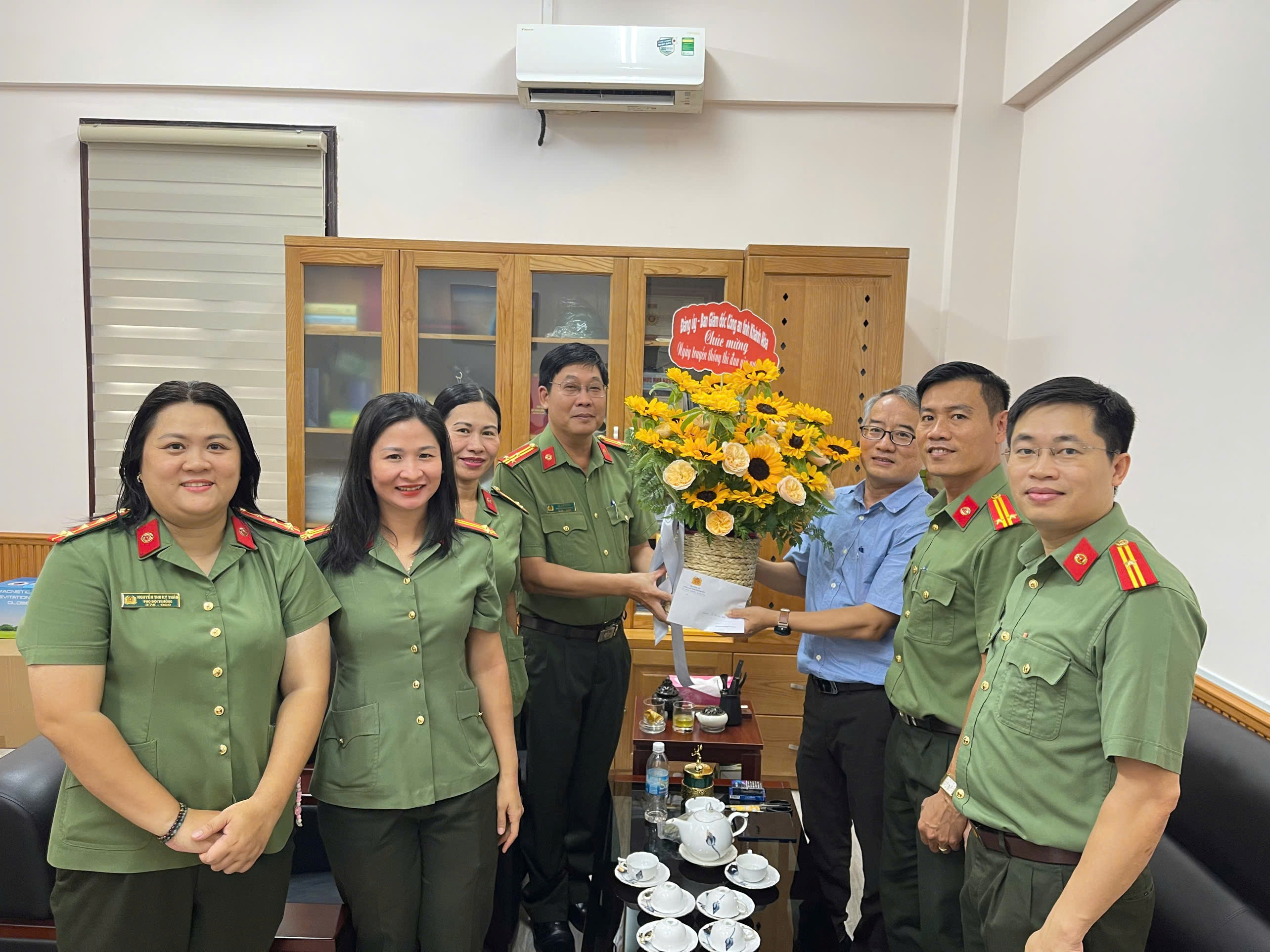 Công an tỉnh Khánh Hòa tổ chức thăm, chúc mừng kỷ niệm 77 năm Ngày Truyền thống thi đua yêu nước (11/6/1948 – 11/6/2025)