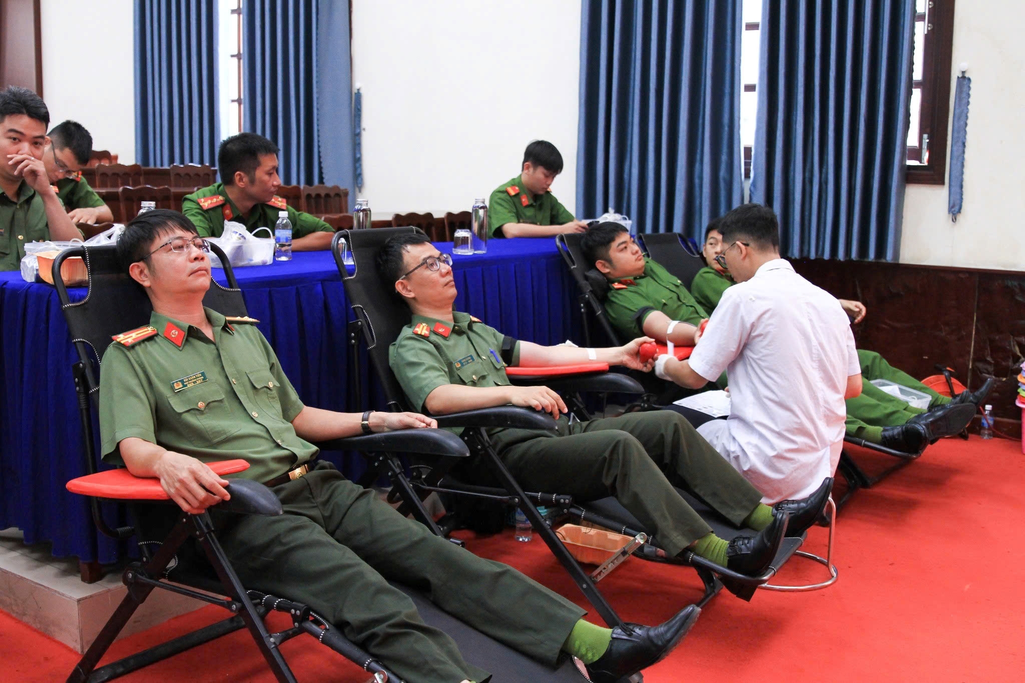 Công an tỉnh Khánh Hòa khen thưởng các cá nhân có thành tích trong phong trào hiến máu tình nguyện năm 2025