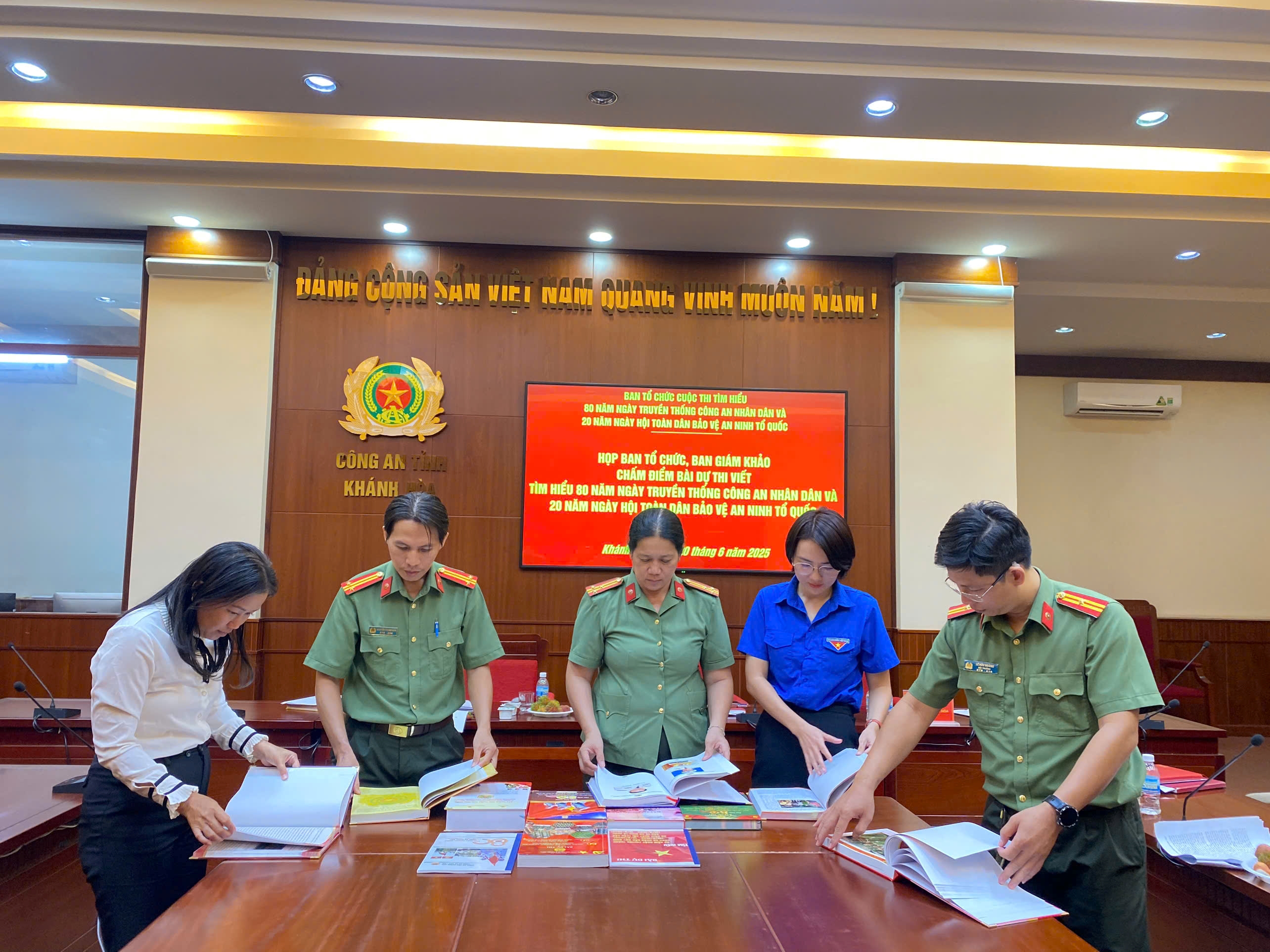 Chấm bài dự thi Cuộc thi viết “Tìm hiểu 80 năm Ngày truyền thống Công an nhân dân, 20 năm Ngày hội toàn dân bảo vệ an ninh Tổ quốc”